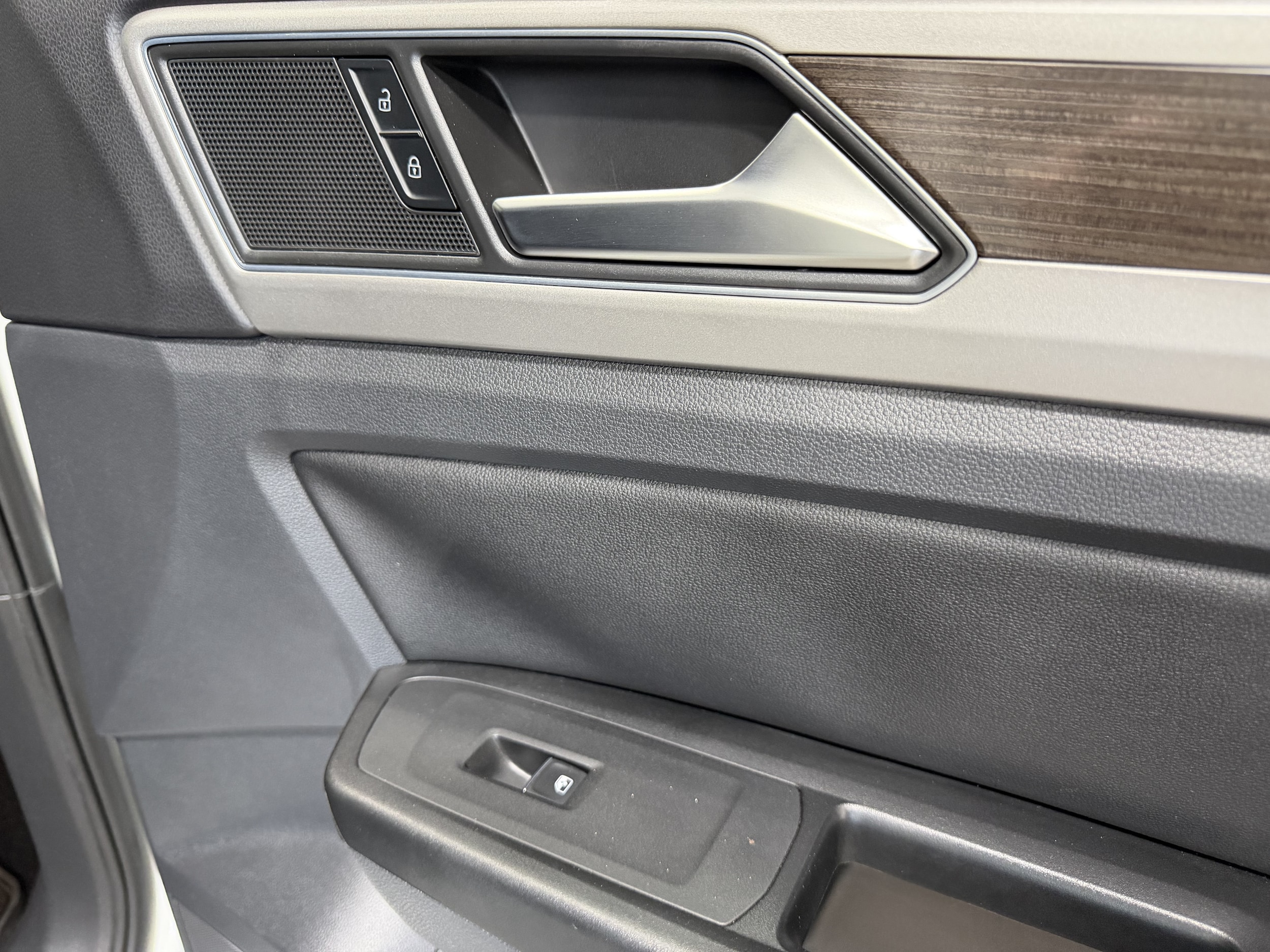 2018 Volkswagen Atlas SE w/Tech - Photo 24