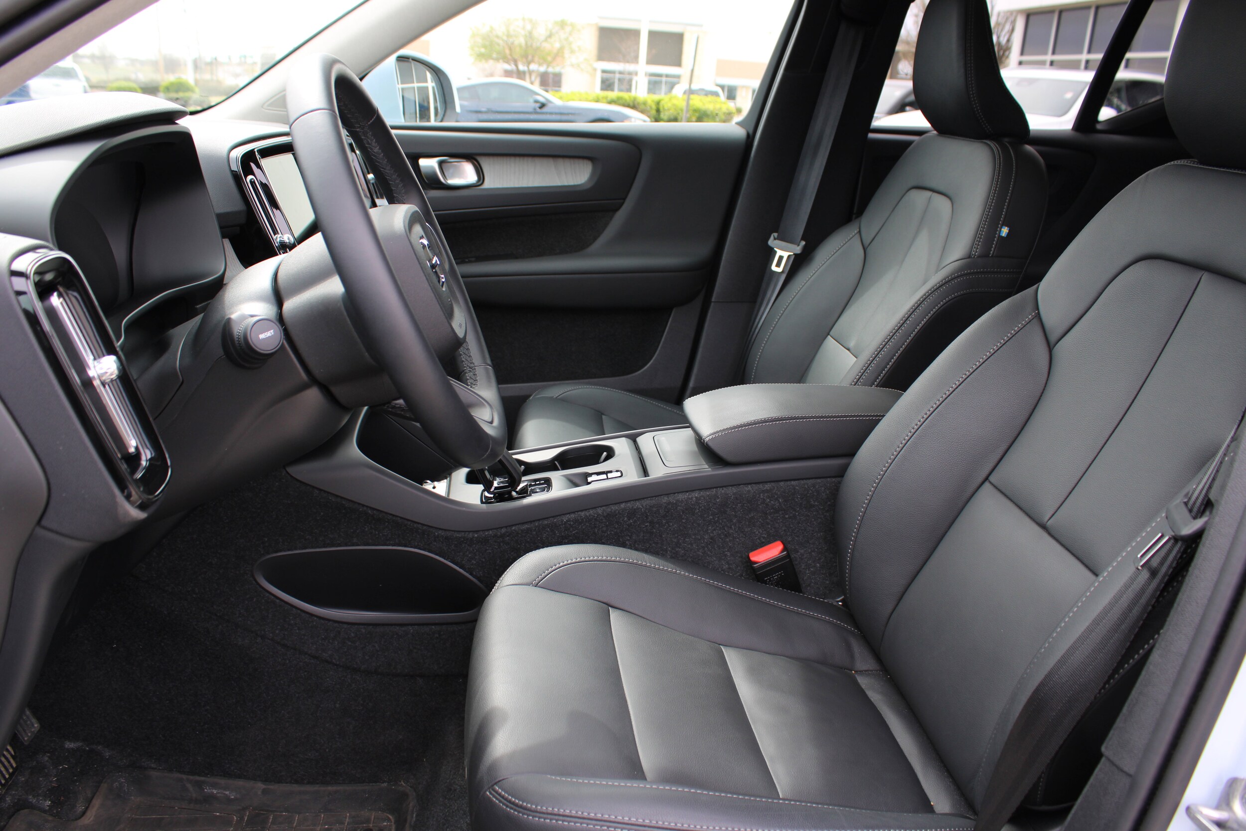 2025 Volvo XC40 Core photo 4