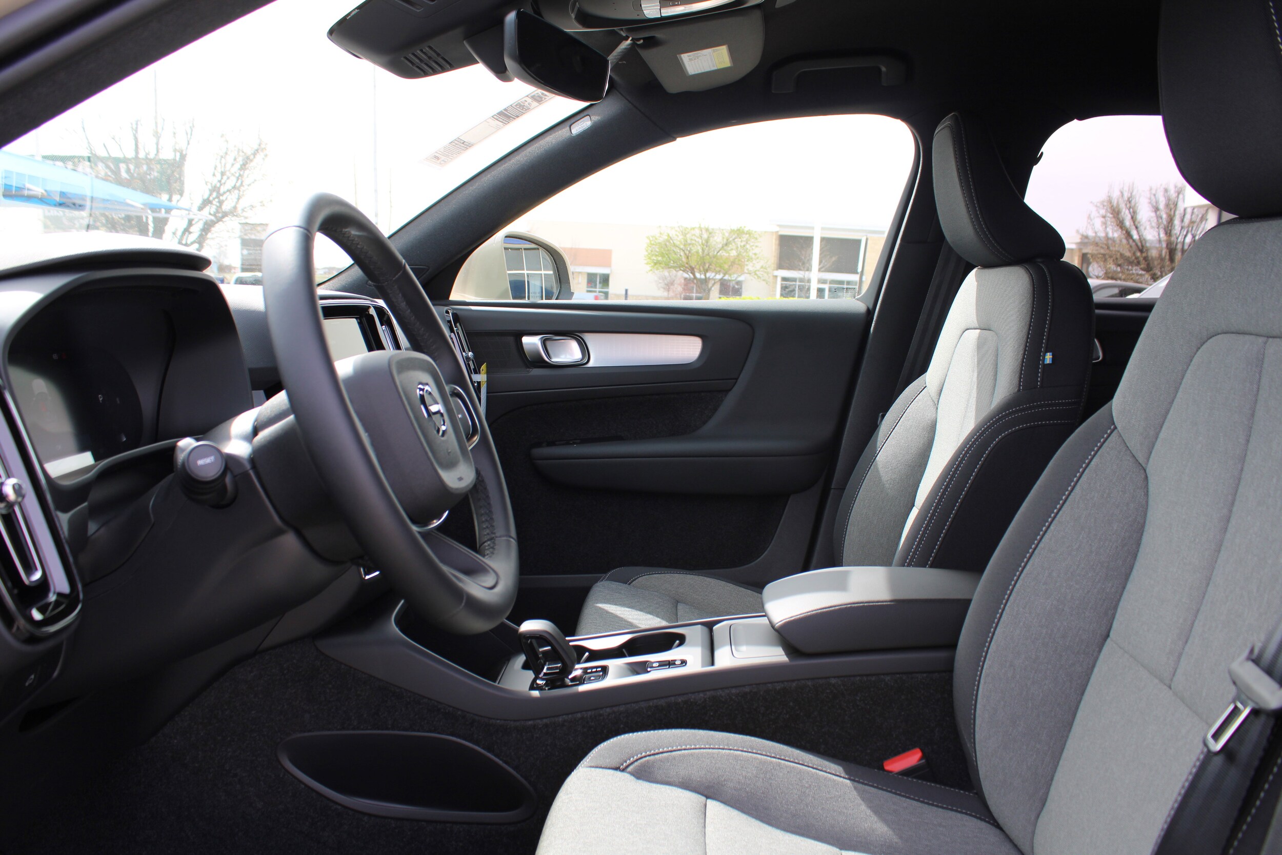 2025 Volvo XC40 Core photo 3