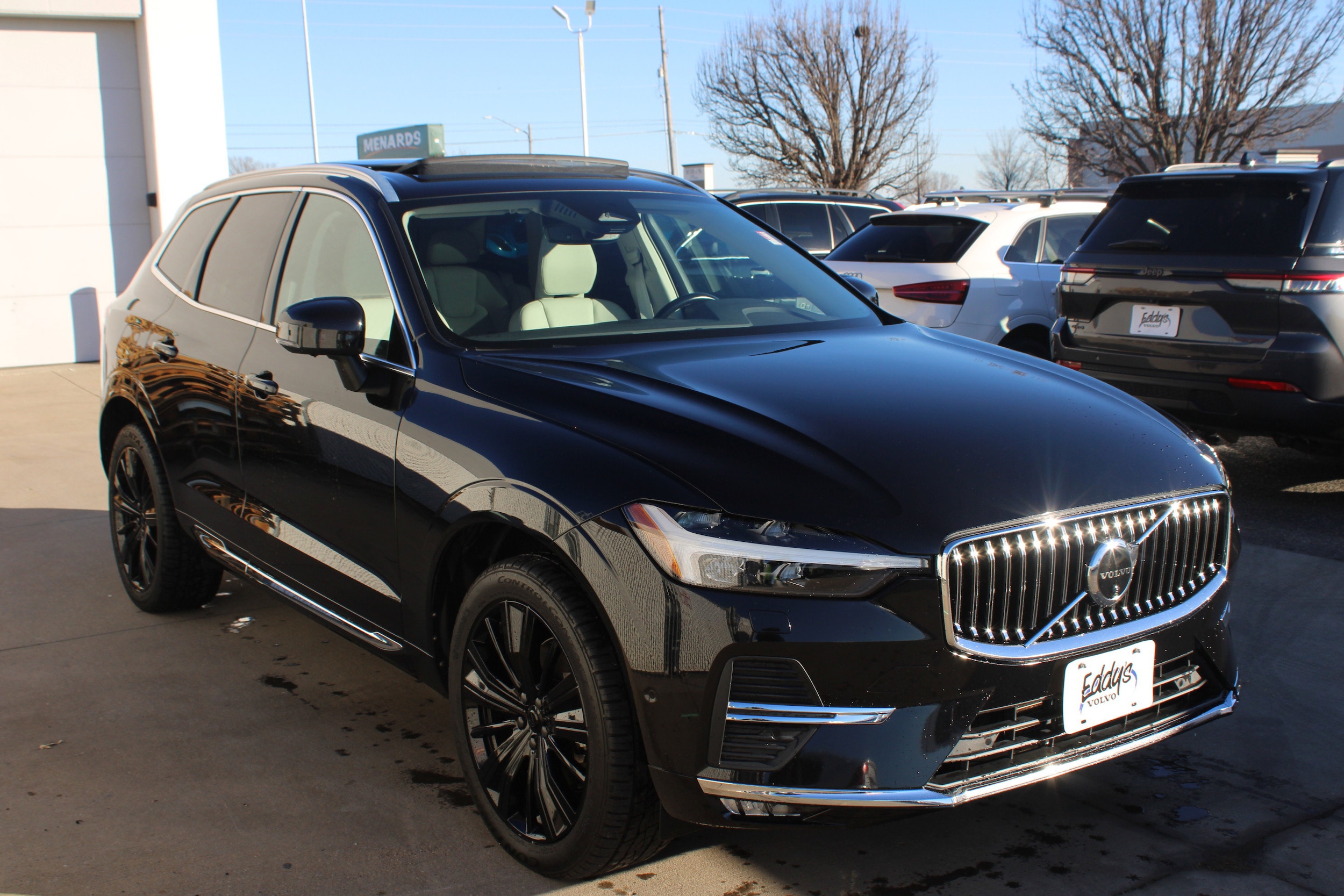 2023 Volvo XC60 Plus's photo