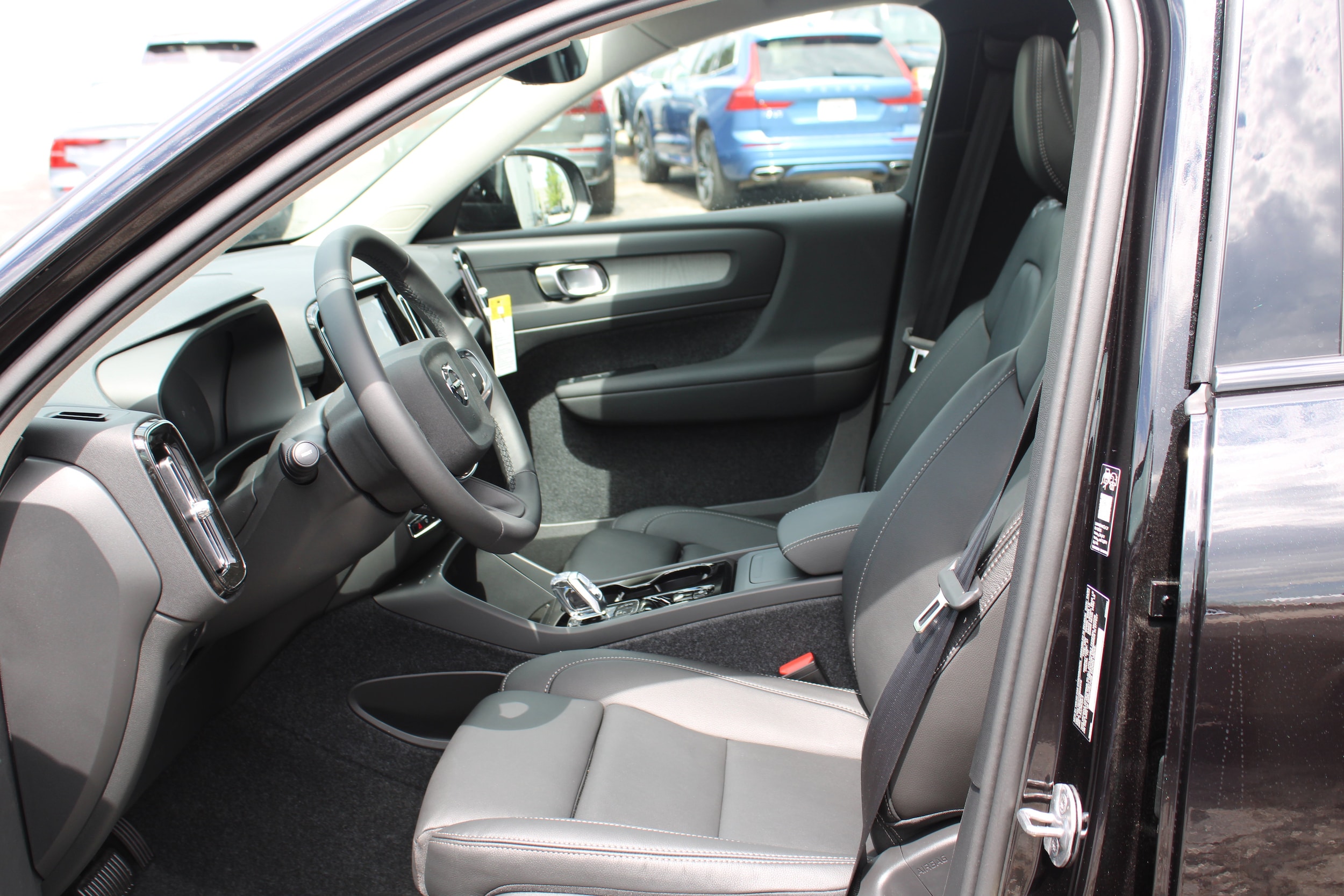 2026 Volvo XC40 Plus - Photo 8