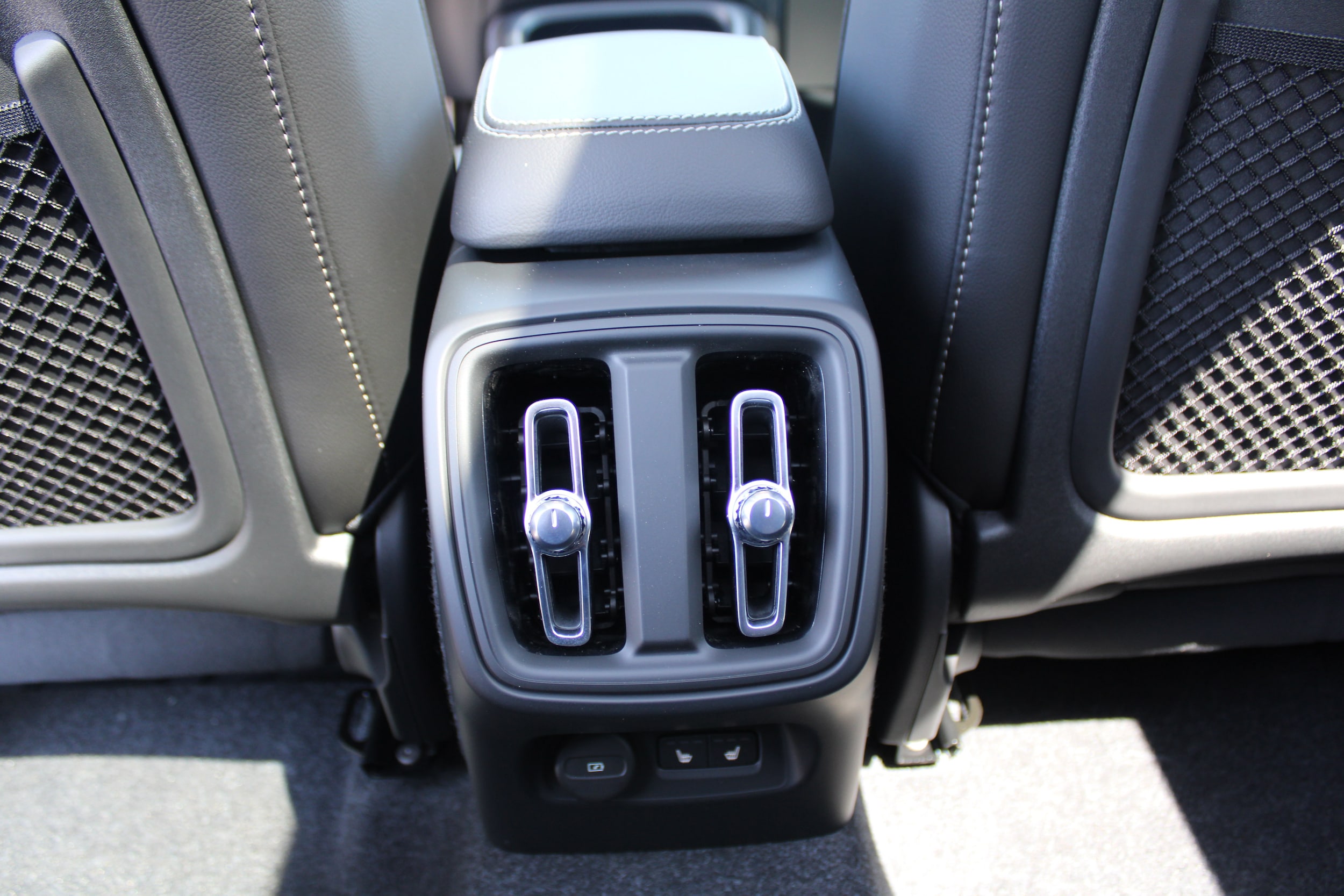 2026 Volvo XC40 Plus - Photo 32
