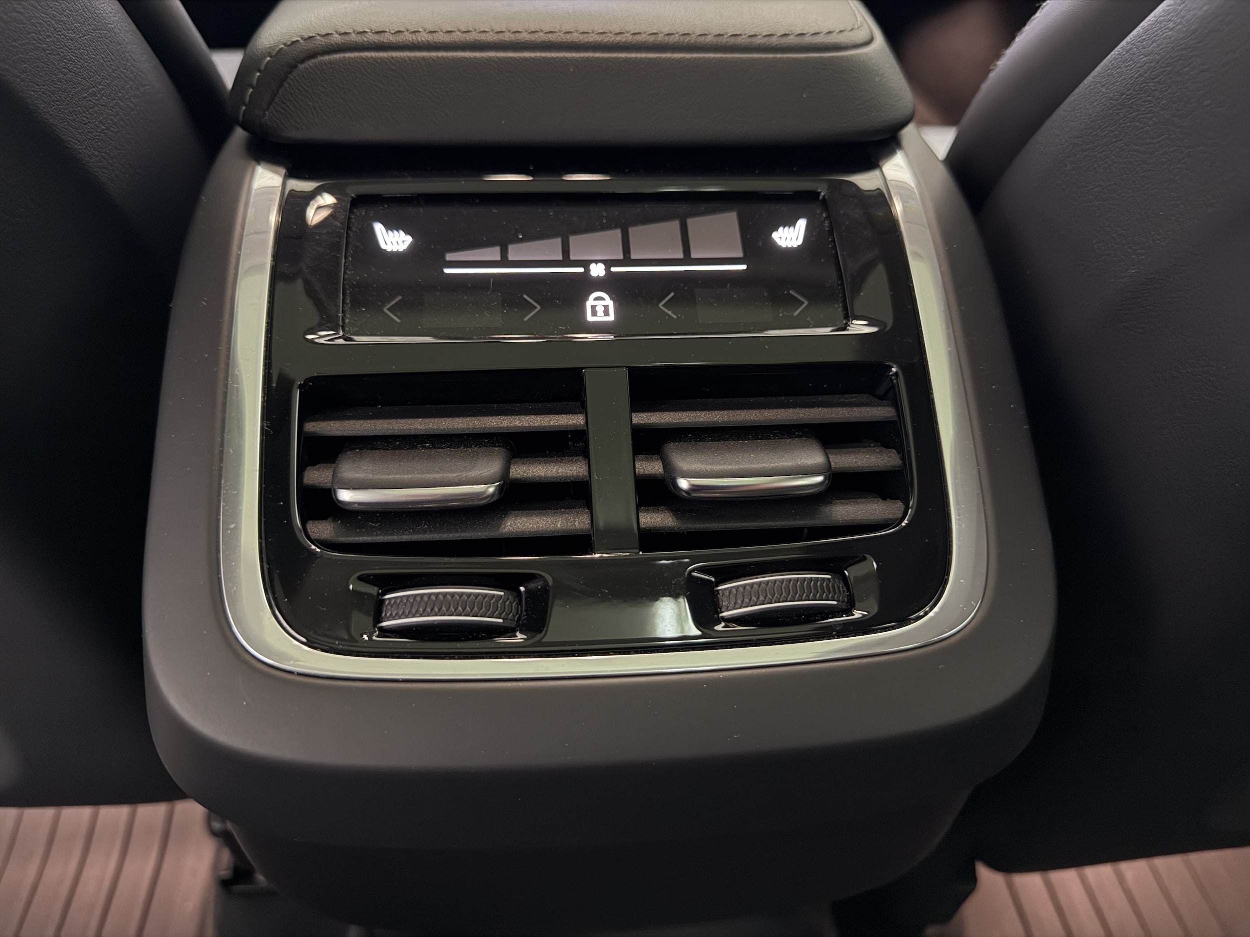 2023 Volvo XC60 Ultimate - Photo 24
