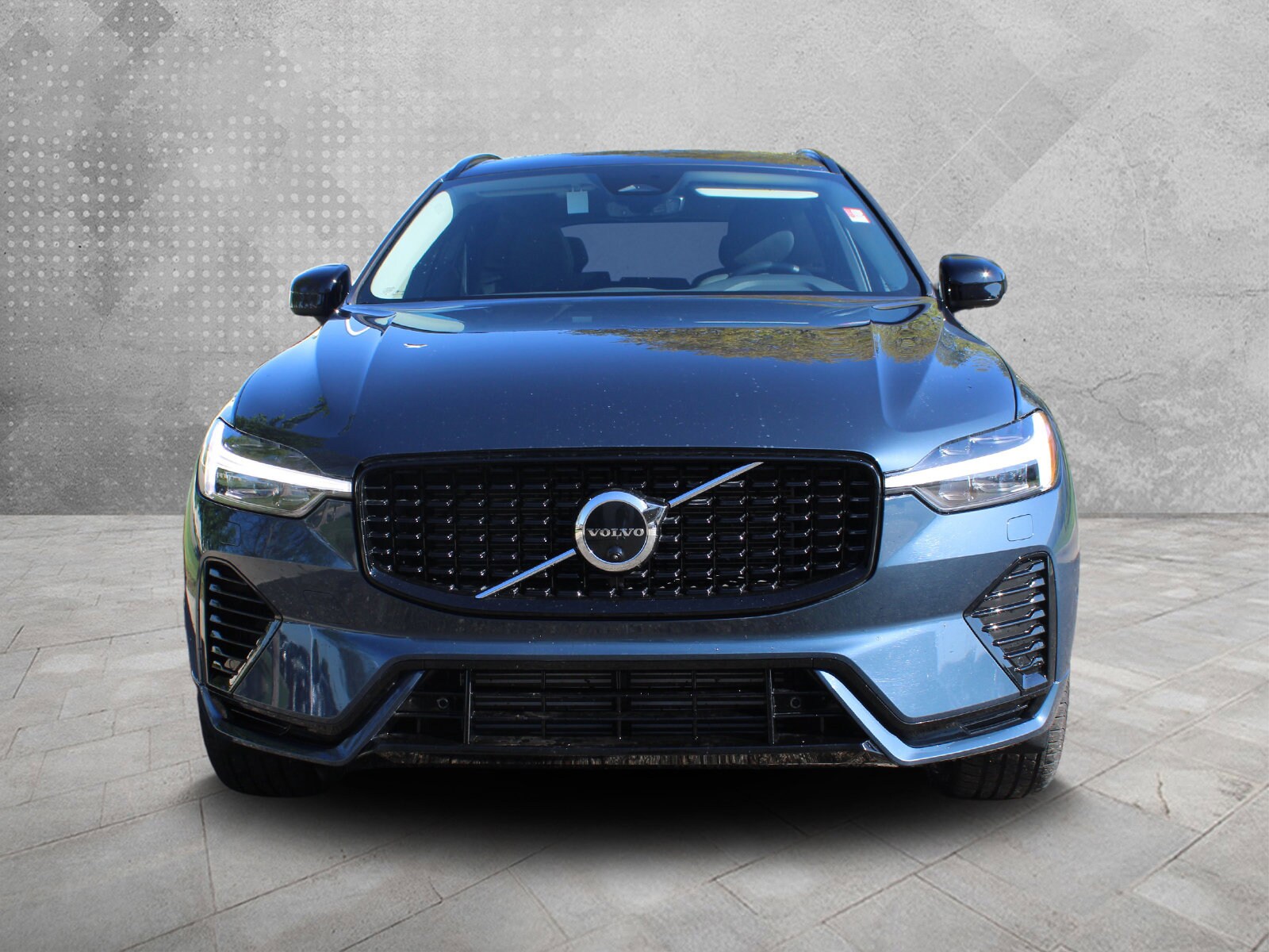 2025 Volvo XC60 Hybrid Plus photo 2