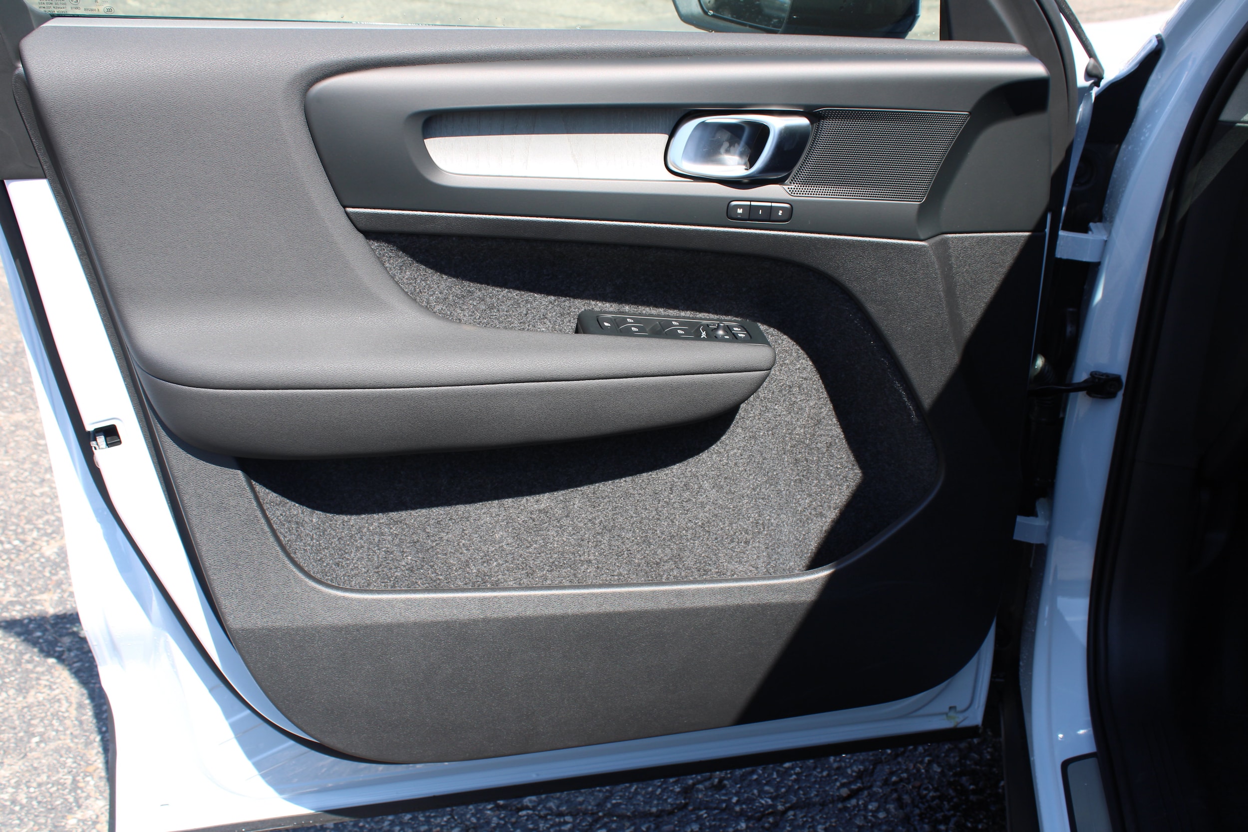 2026 Volvo XC40 Plus - Photo 8