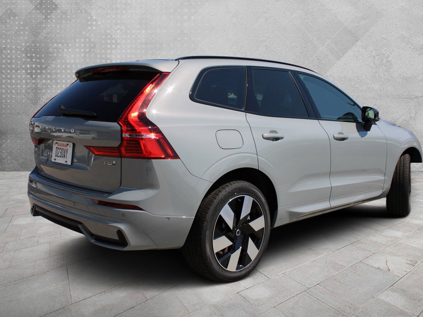 2025 Volvo XC60 Hybrid Plus photo 2