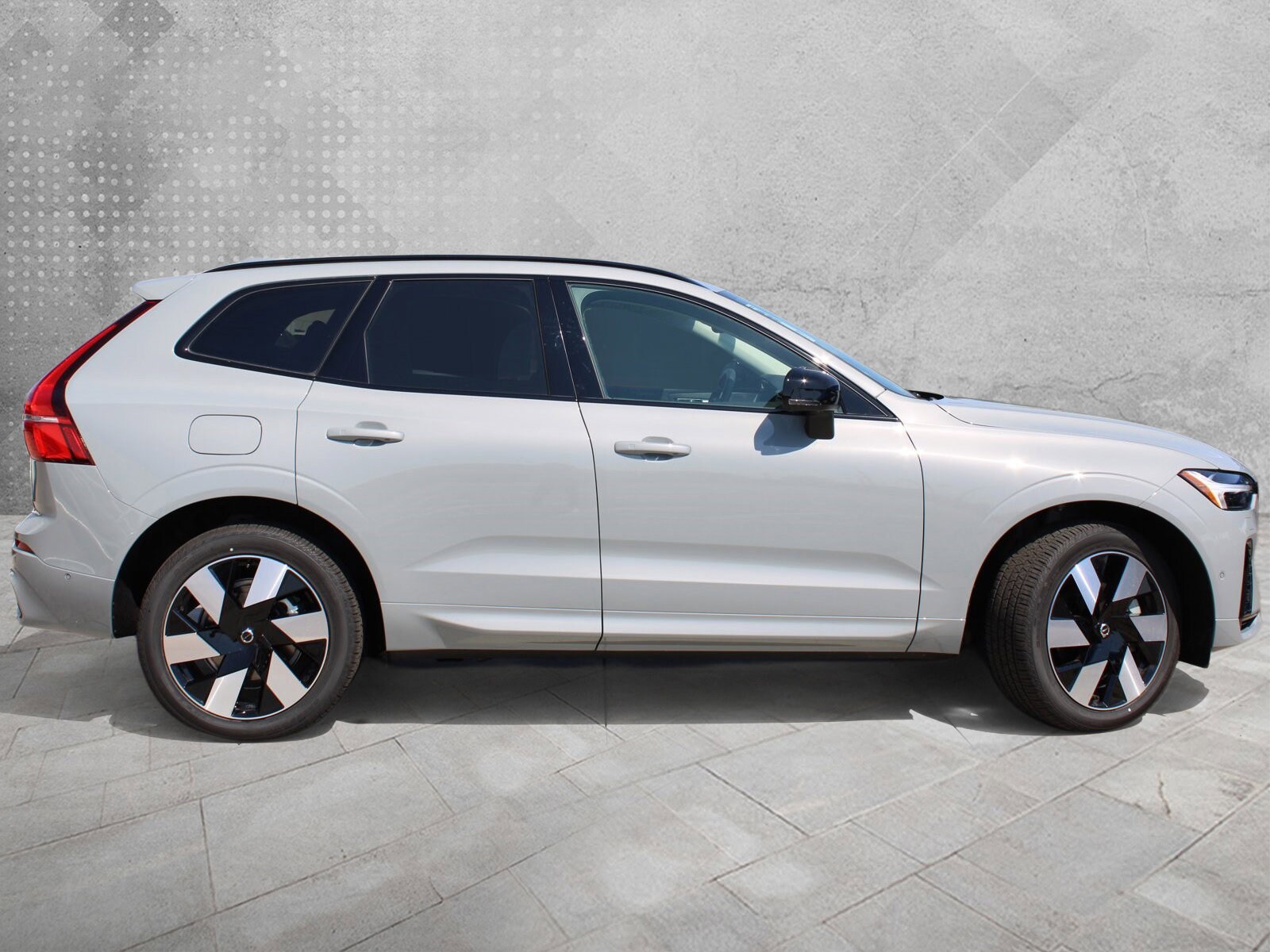 2025 Volvo XC60 Hybrid Plus photo 3