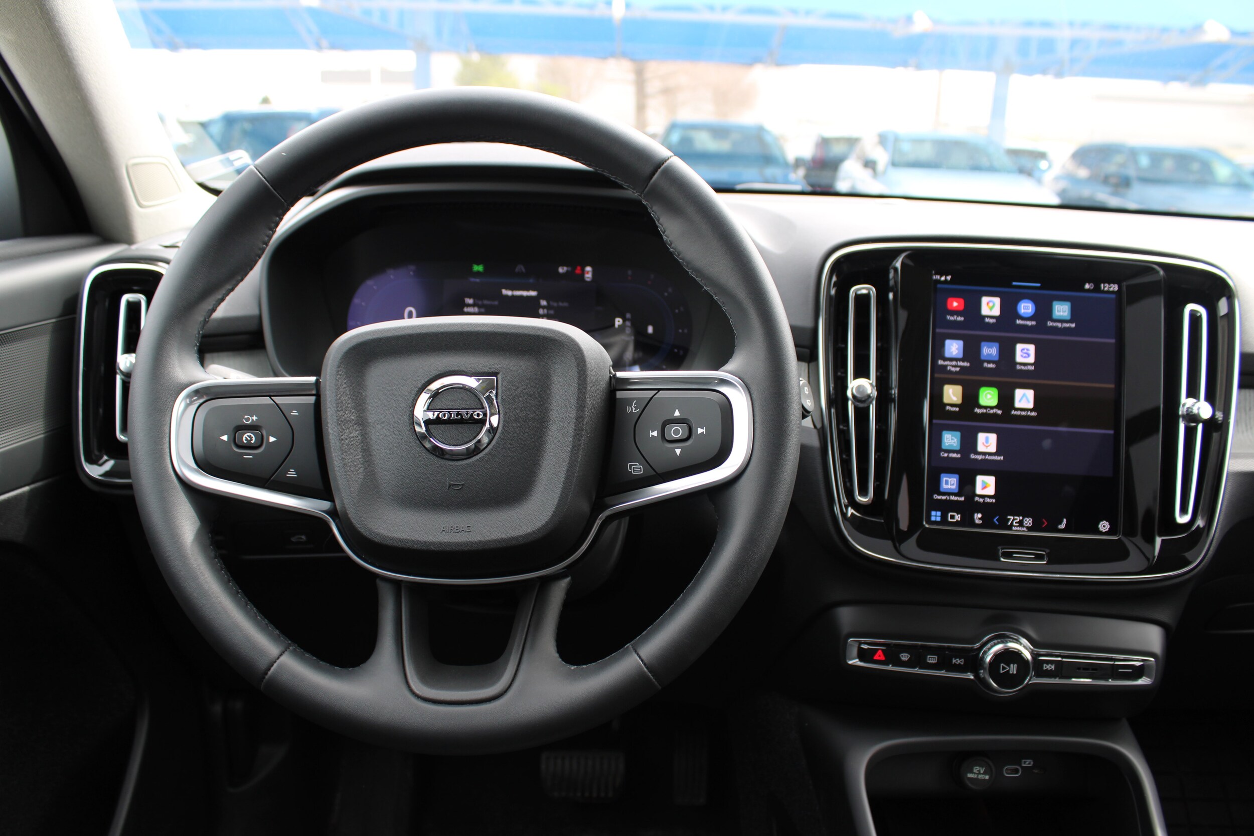 2025 Volvo XC40 Core photo 2