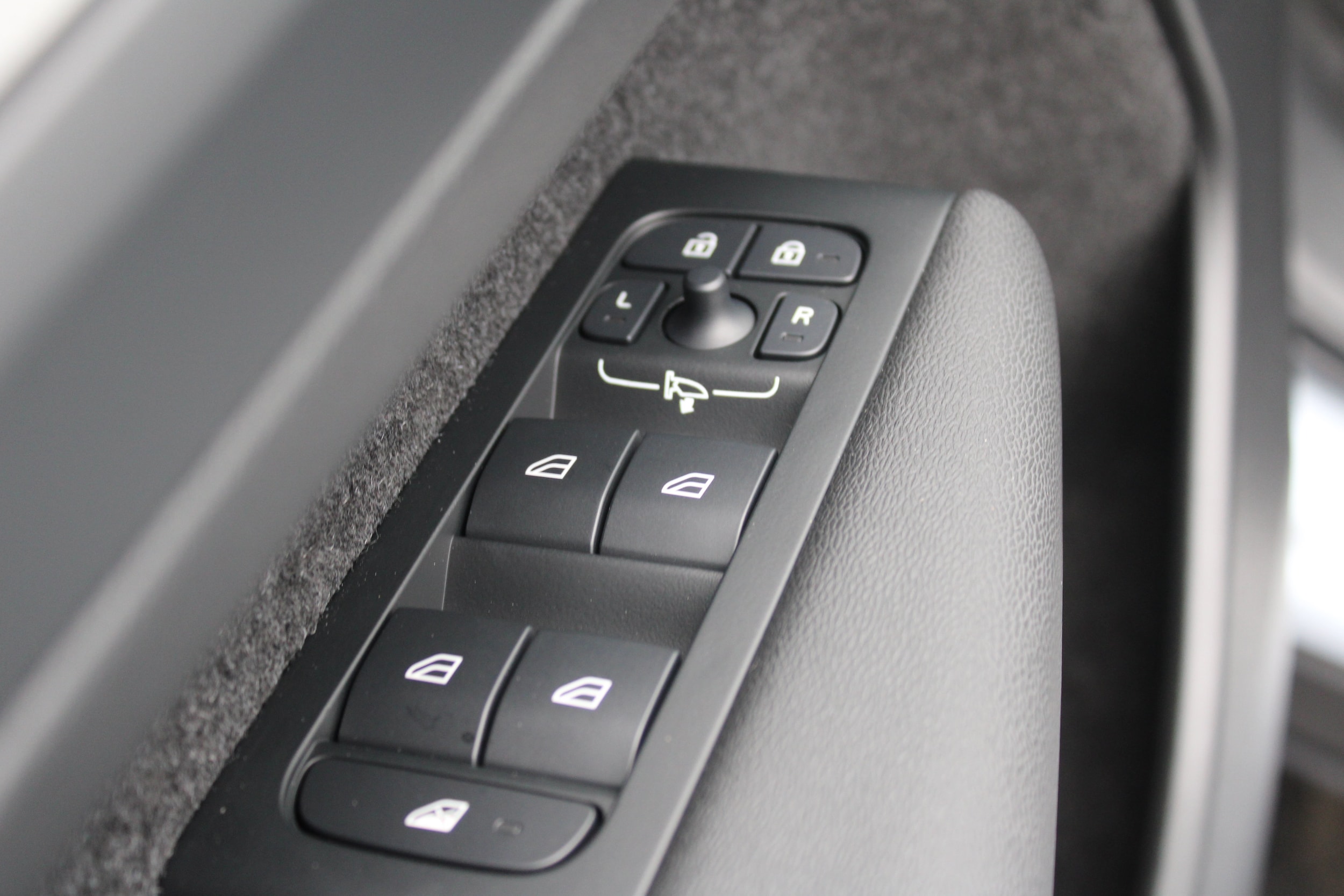 2026 Volvo XC40 Plus - Photo 12