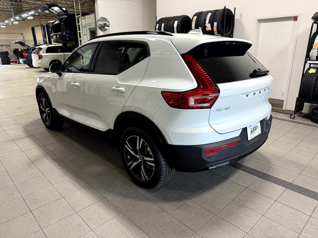 New 2026 Volvo XC40 B5 Core SUV