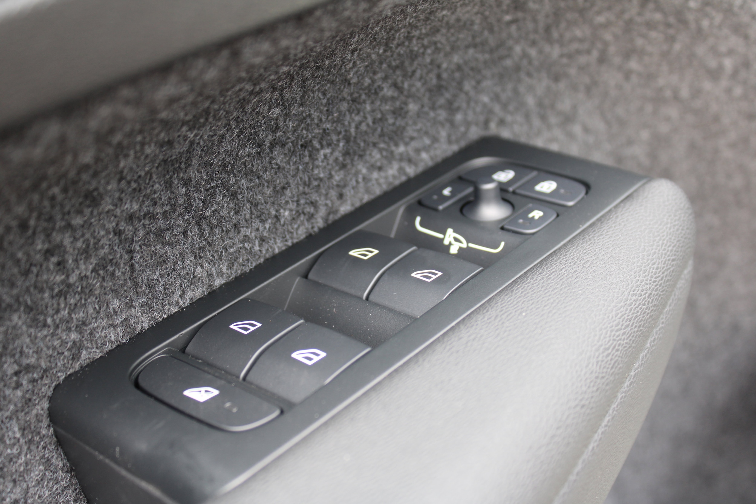 2026 Volvo XC40 Plus - Photo 15