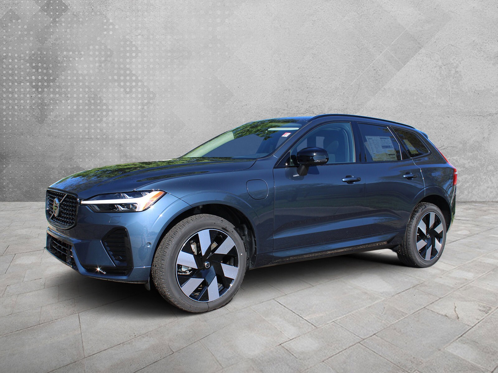 2025 Volvo XC60 Hybrid Plus photo 3