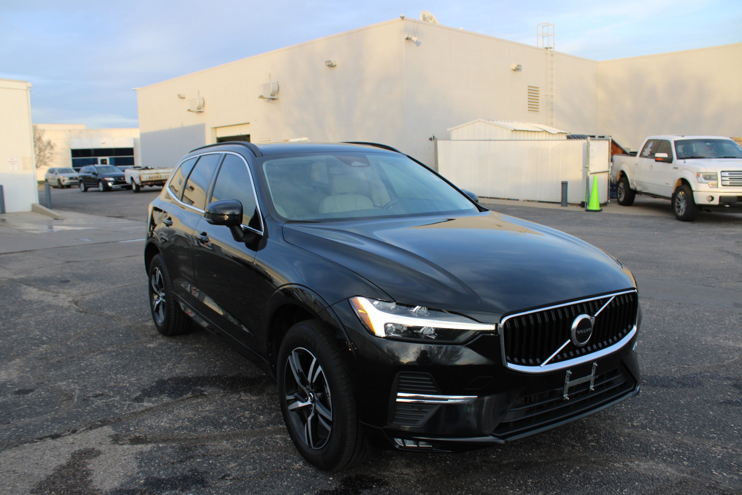 2022 Volvo XC60 Momentum's photo