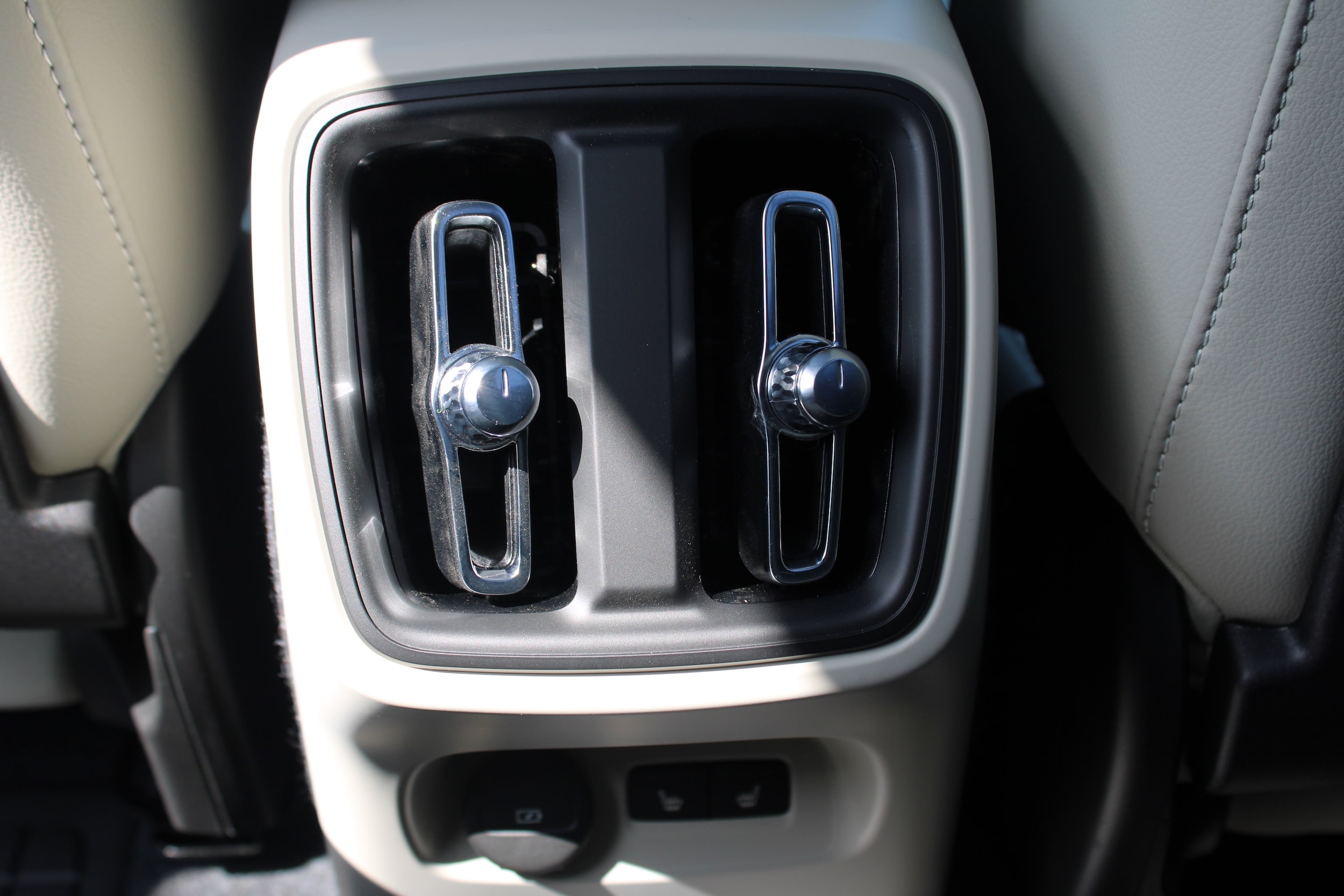 2026 Volvo XC40 Ultra - Photo 37