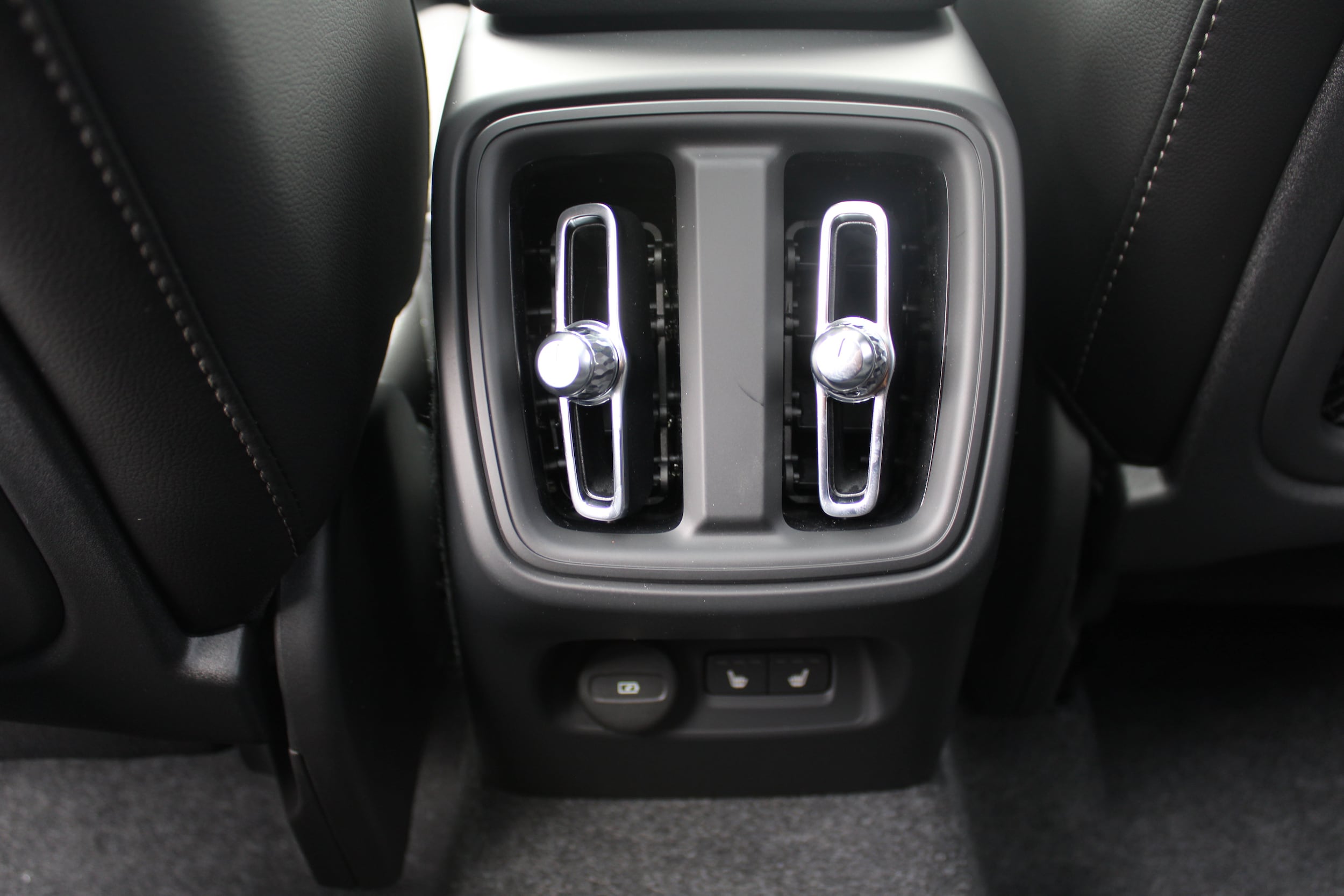 2026 Volvo XC40 Plus - Photo 35