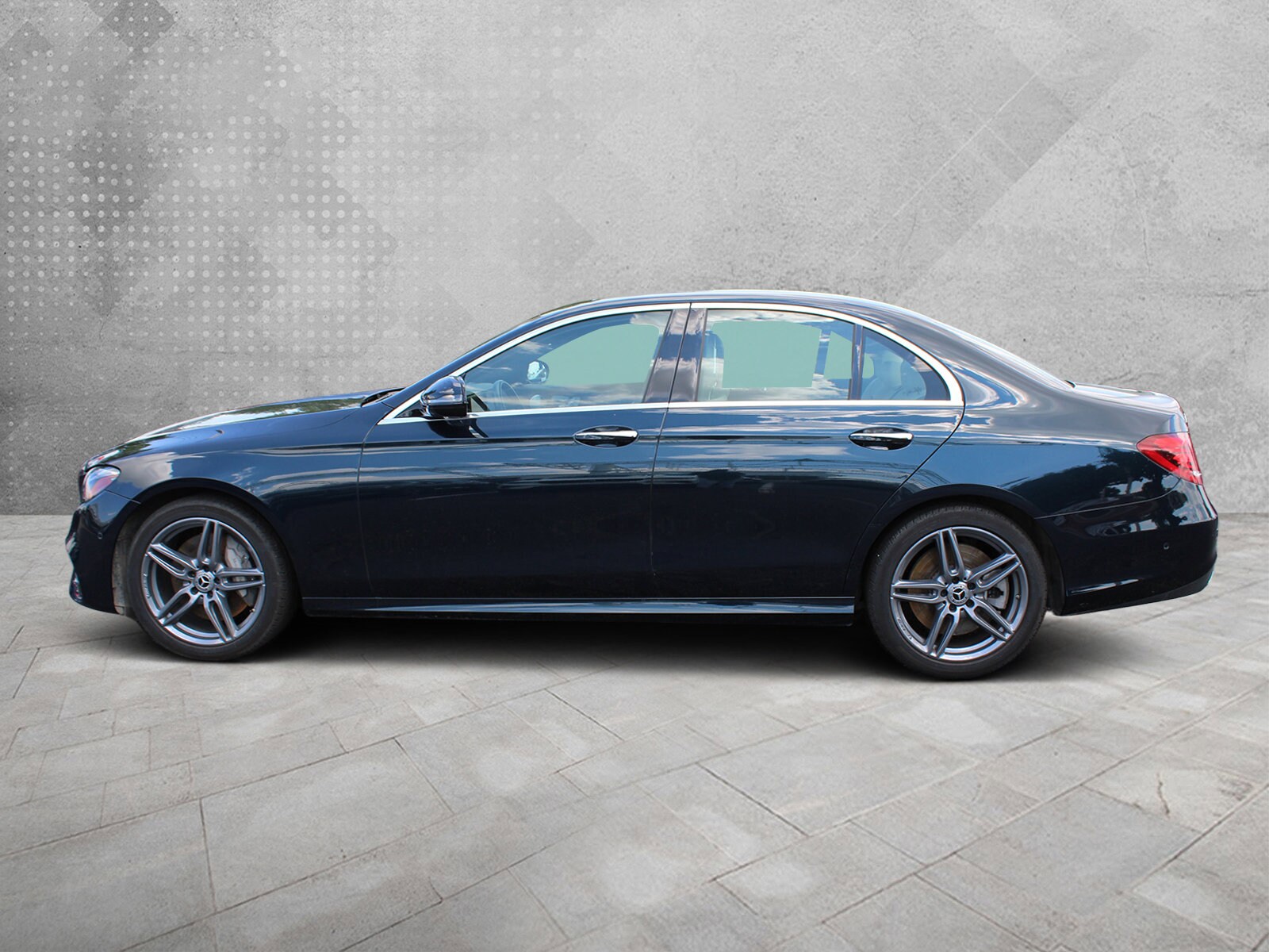 2018 Mercedes Benz E 400 Sedan 4MATIC photo 3