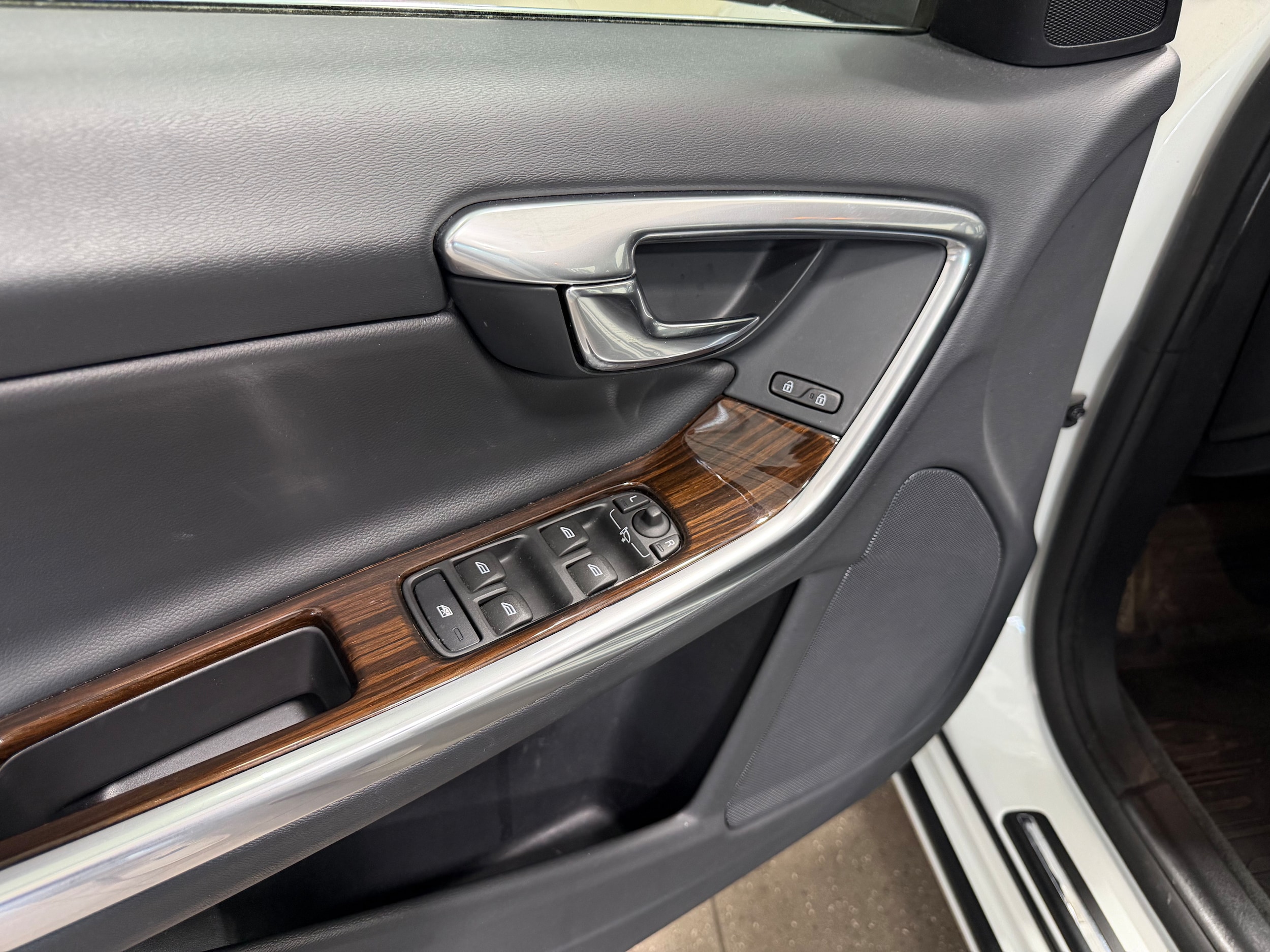 2017 Volvo V60 Premier - Photo 9