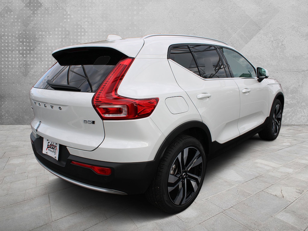 New 2025 Volvo XC40 B5 Plus Bright Theme SUV