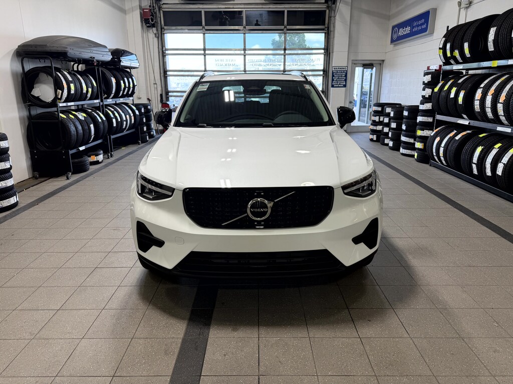 New 2026 Volvo XC40 B5 Core SUV
