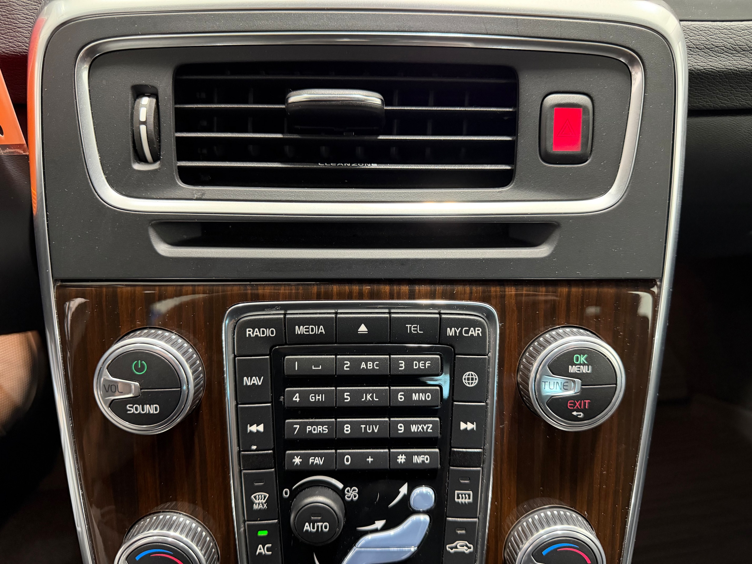 2017 Volvo V60 Premier - Photo 17