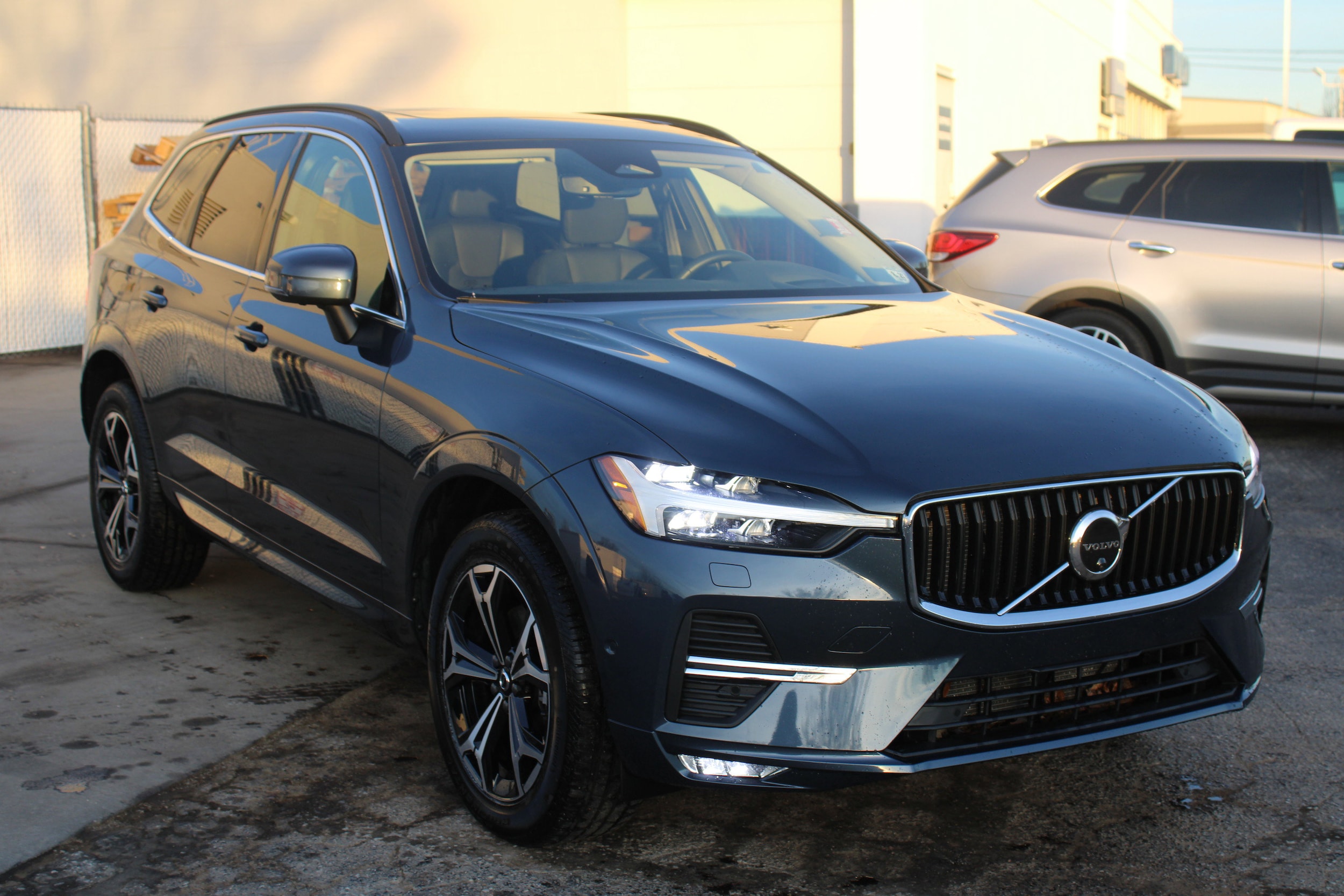 2022 Volvo XC60 Momentum's photo