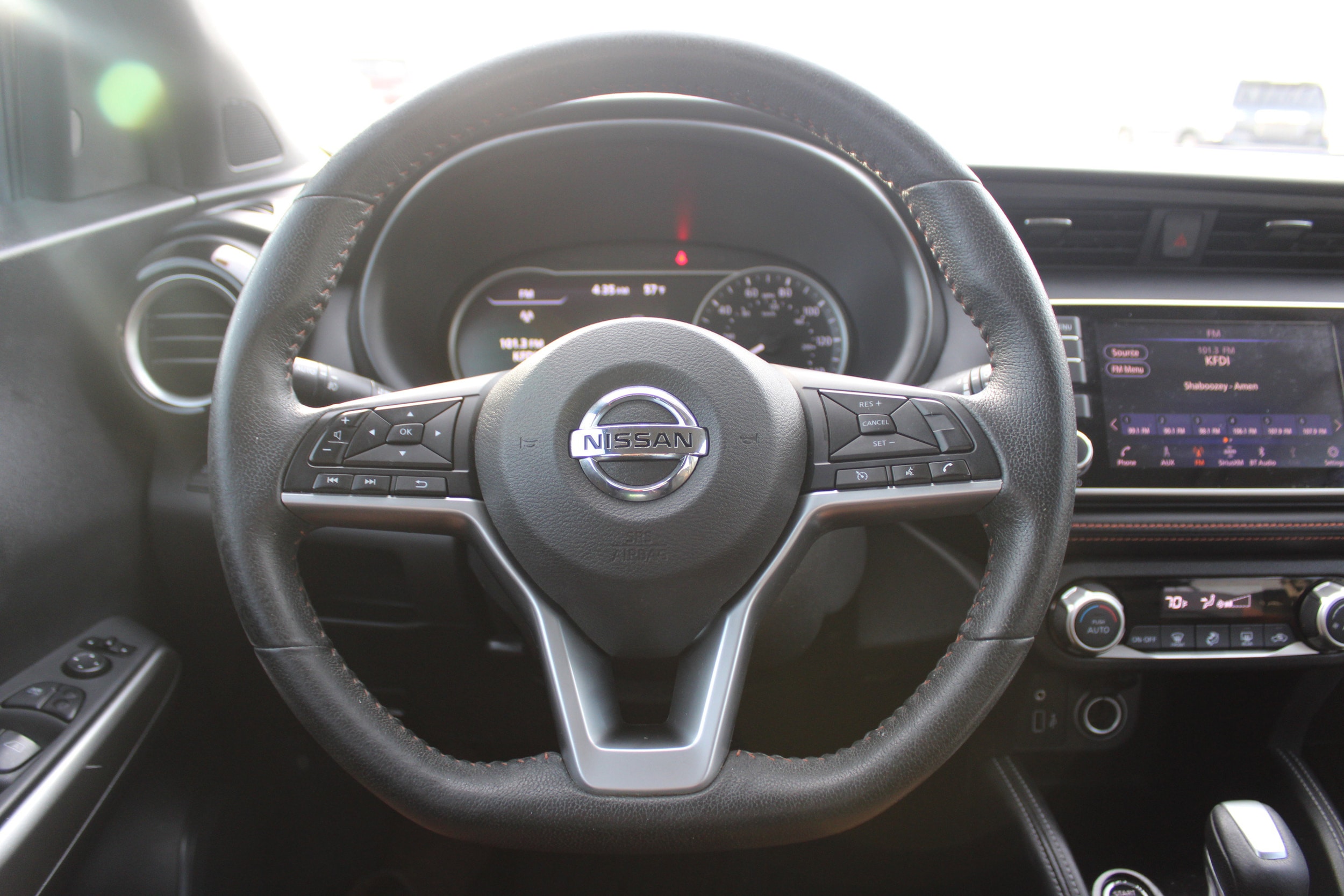 2019 Nissan Kicks SR's photo