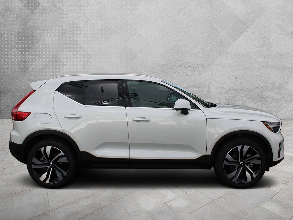 New 2025 Volvo XC40 B5 Plus Bright Theme SUV