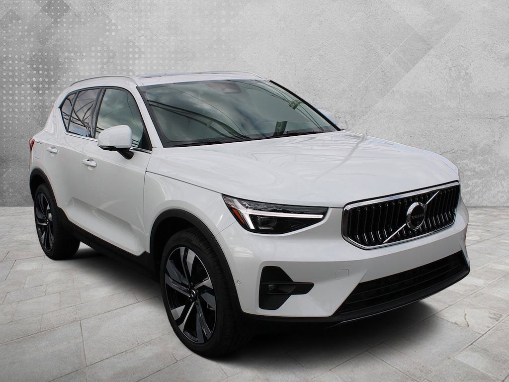 New 2025 Volvo XC40 B5 Plus Bright Theme SUV