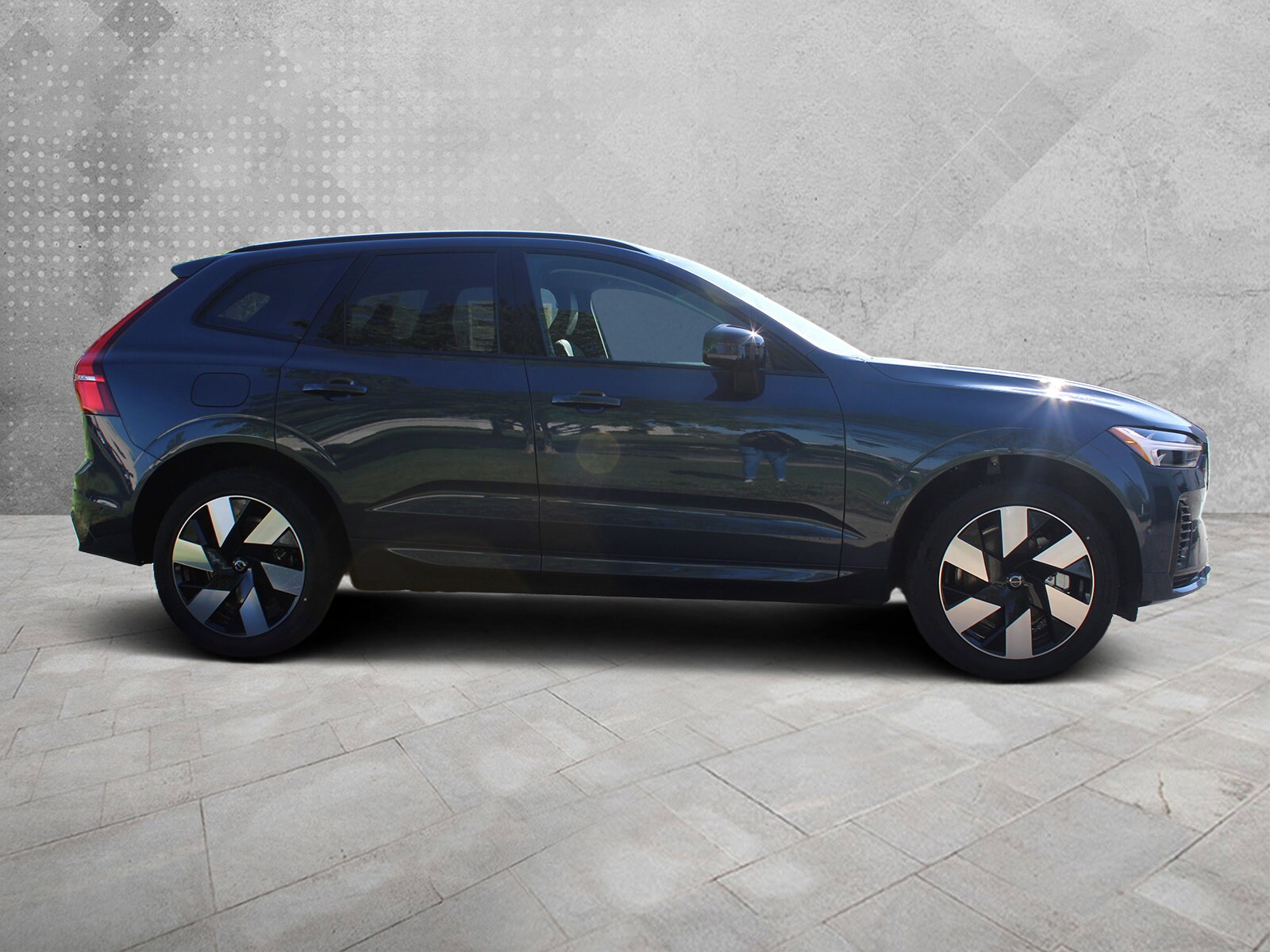 2025 Volvo XC60 Hybrid Plus photo 4