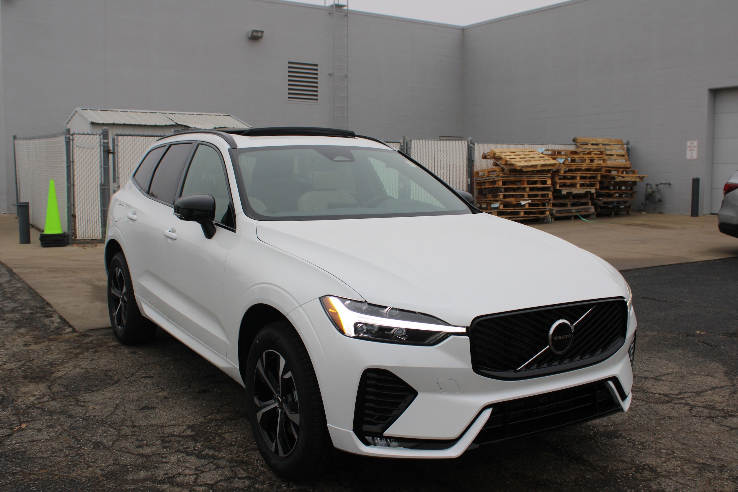 2026 Volvo XC60 Core's photo