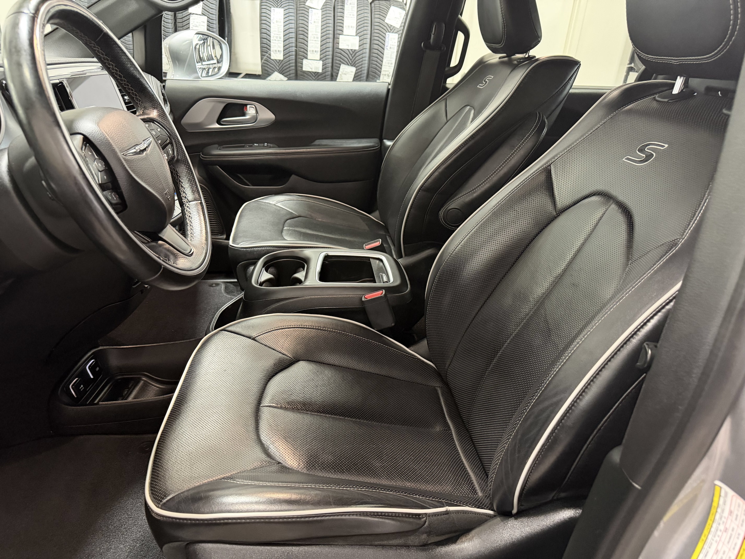 2018 Chrysler Pacifica Limited - Photo 12