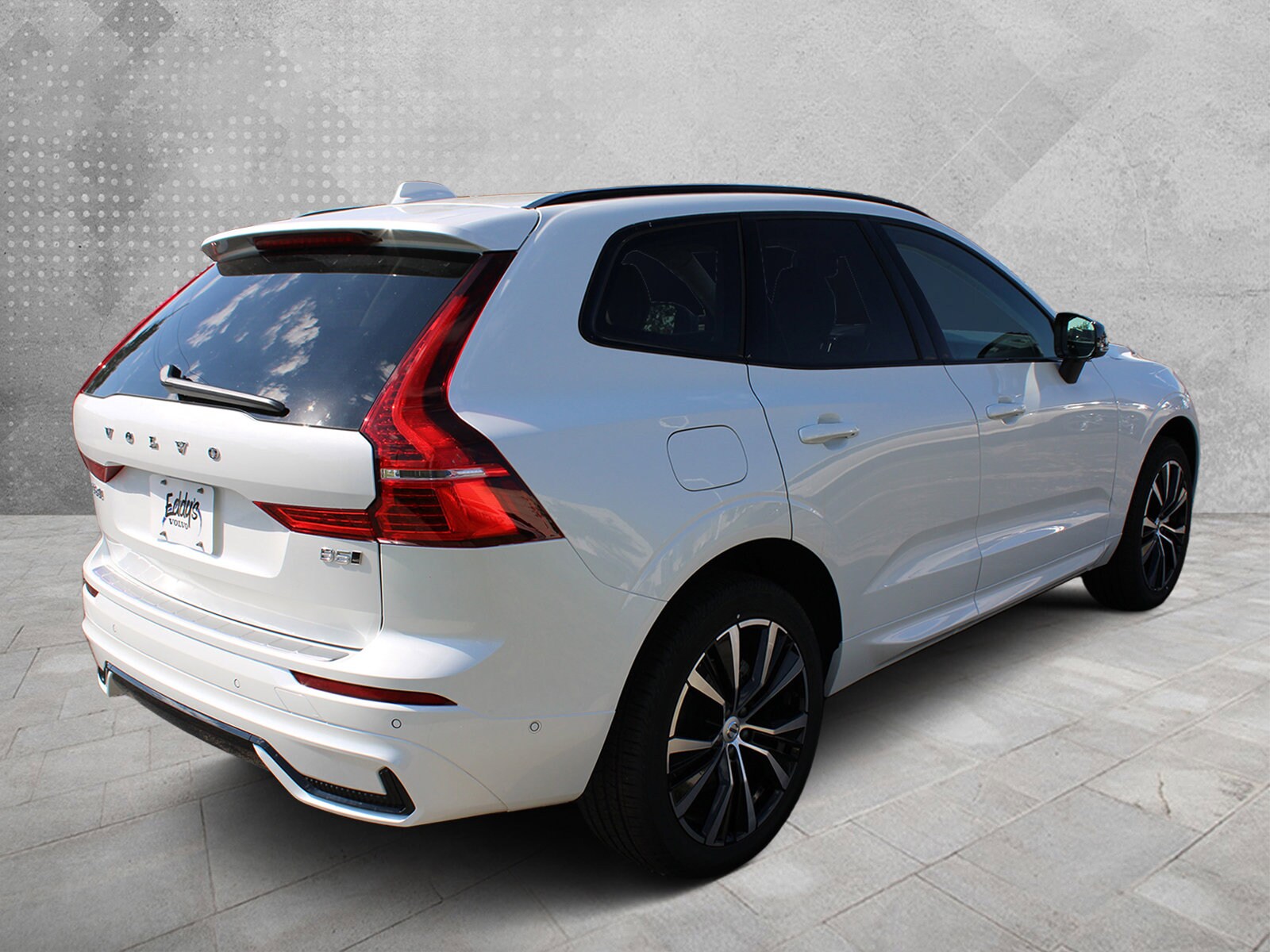 2025 Volvo XC60 B5 Plus photo 3