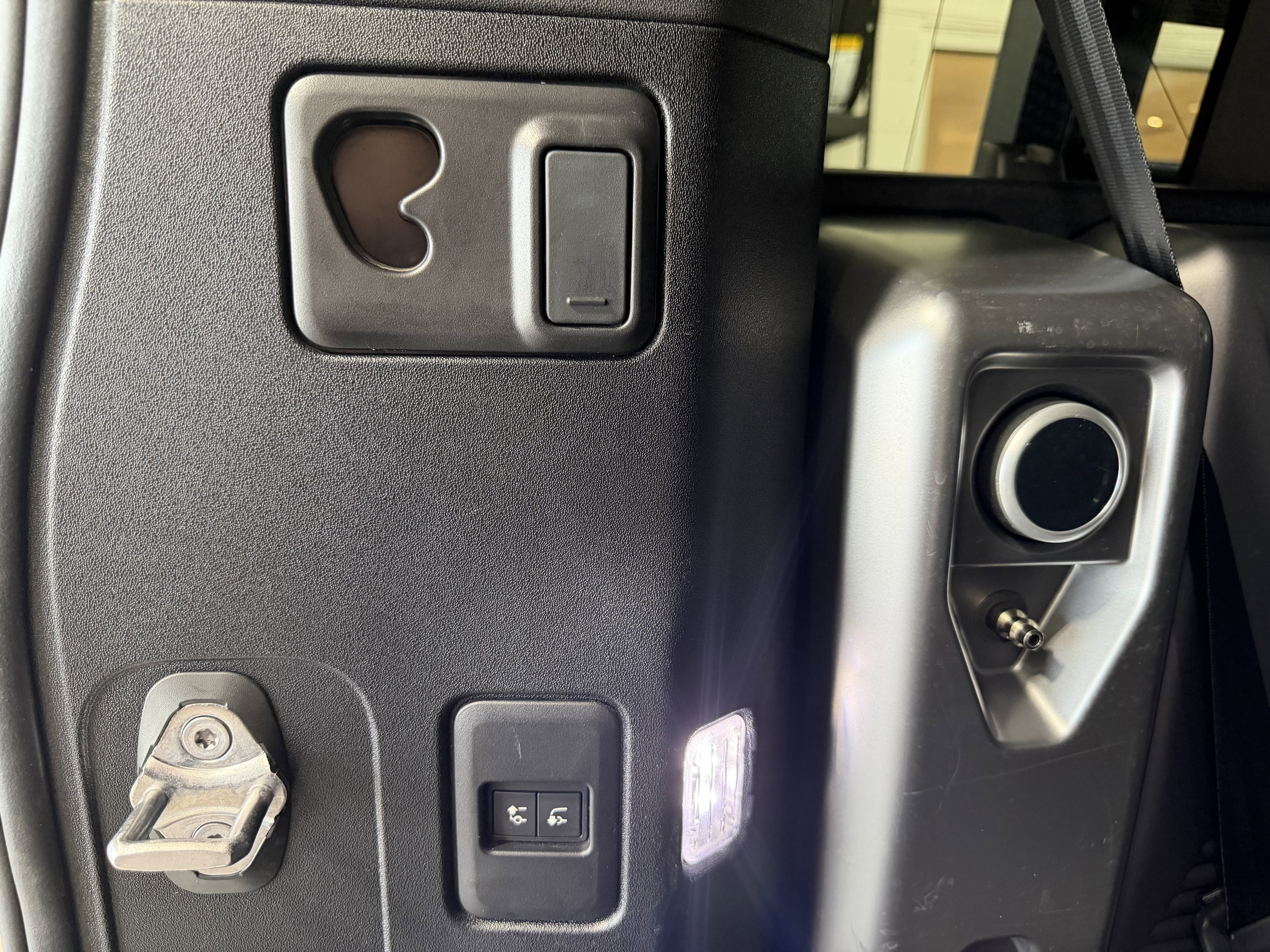 2022 Land Rover Defender X-Dynamic HSE - Photo 36