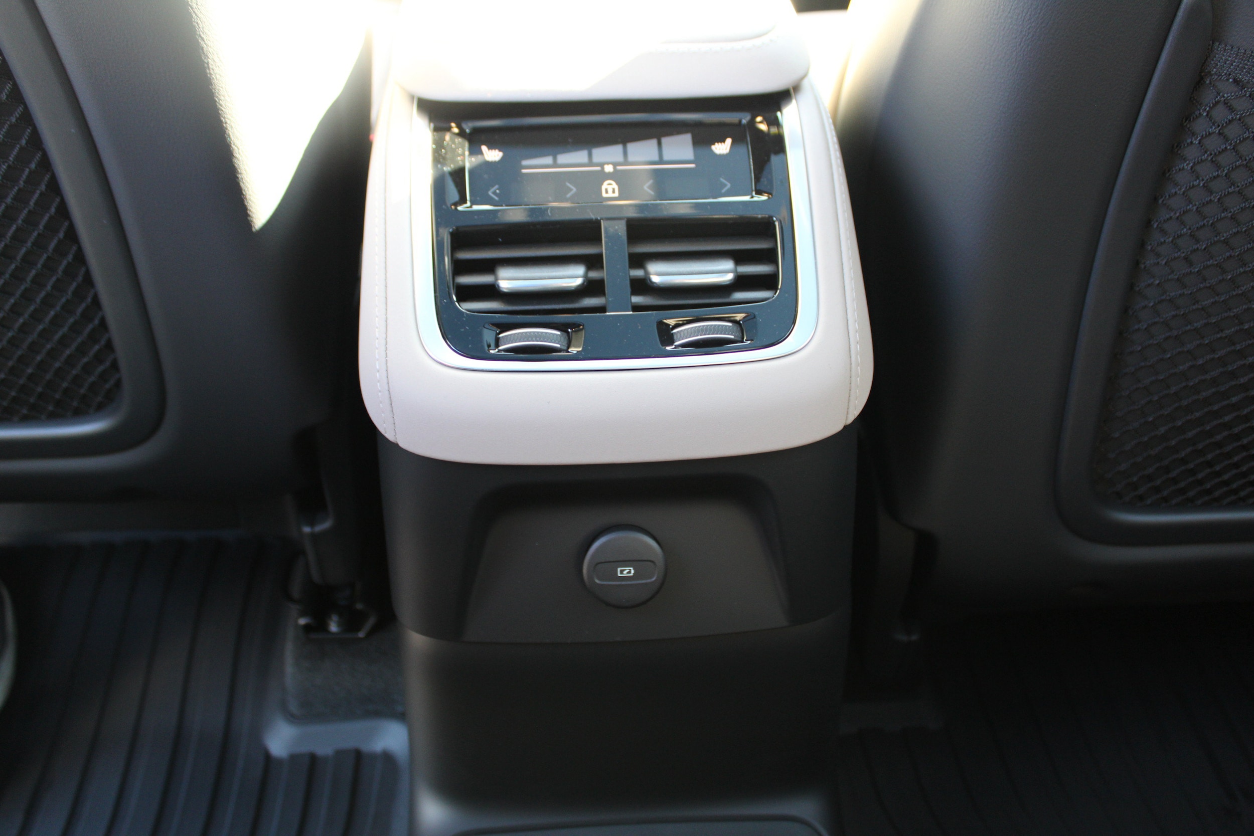 2026 Volvo XC90 Plus - Photo 40