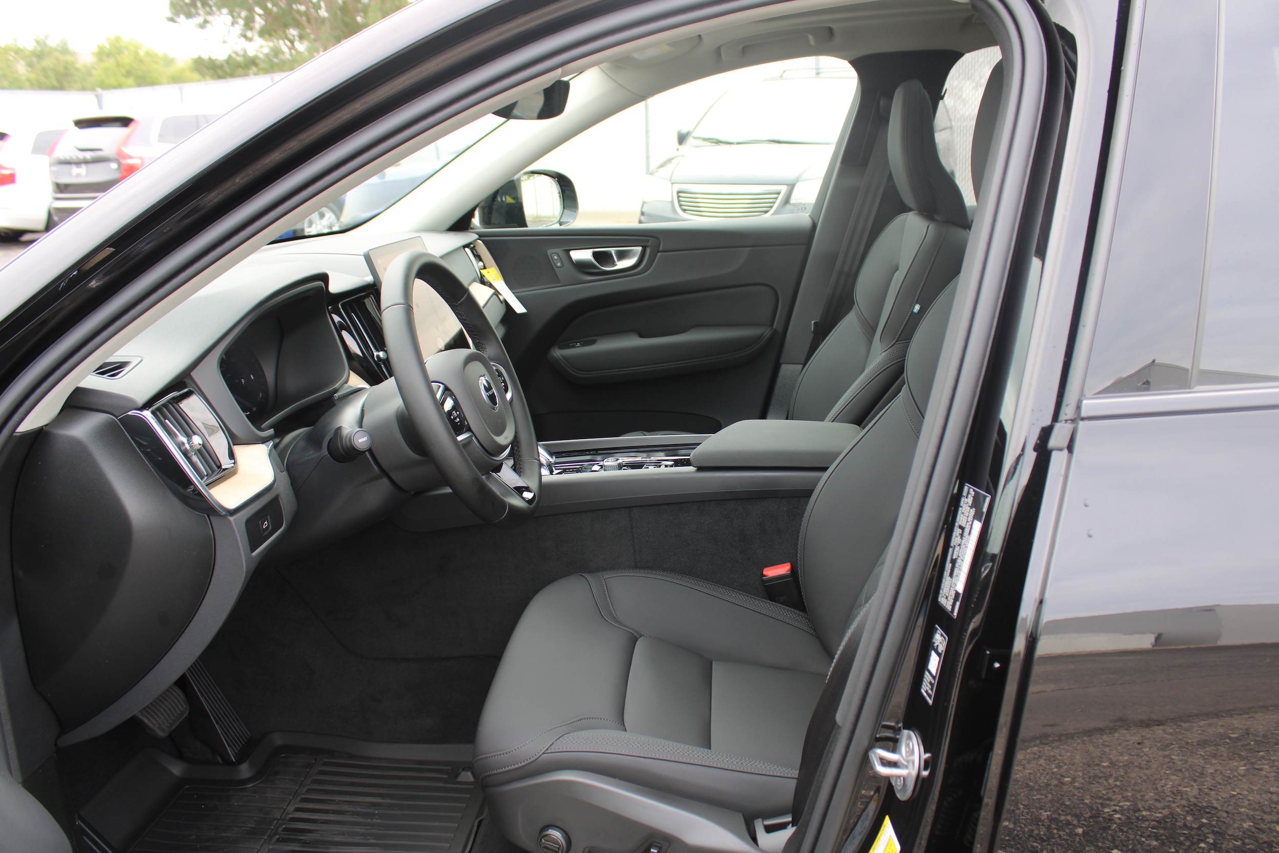 2026 Volvo XC60 Plus - Photo 14