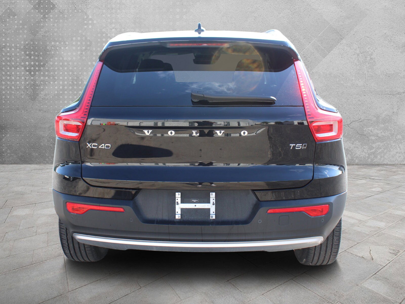 2022 Volvo XC40 T5 AWD Momentum photo 2