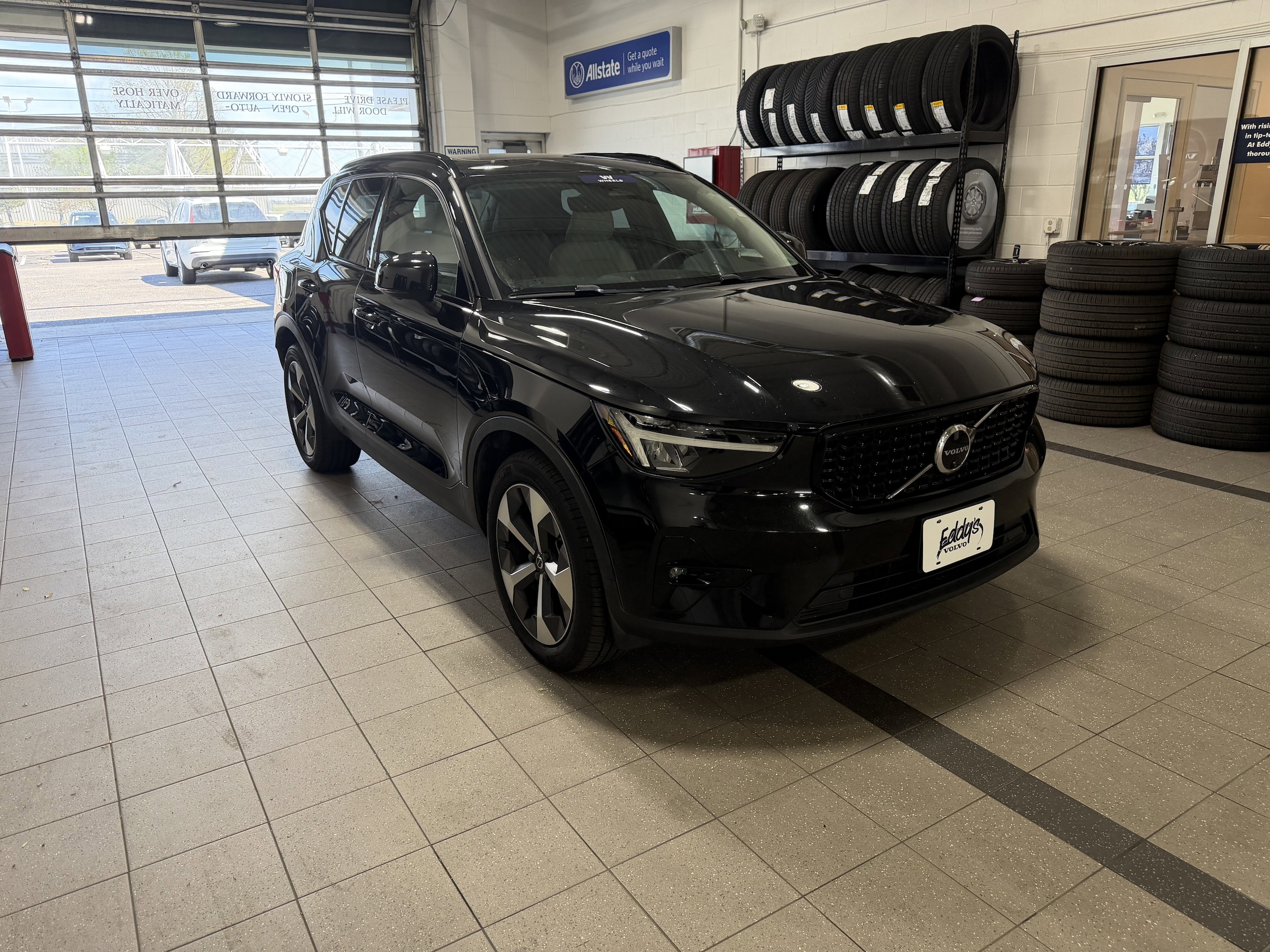 2023 Volvo XC40 B4 Ultimate Dark's photo