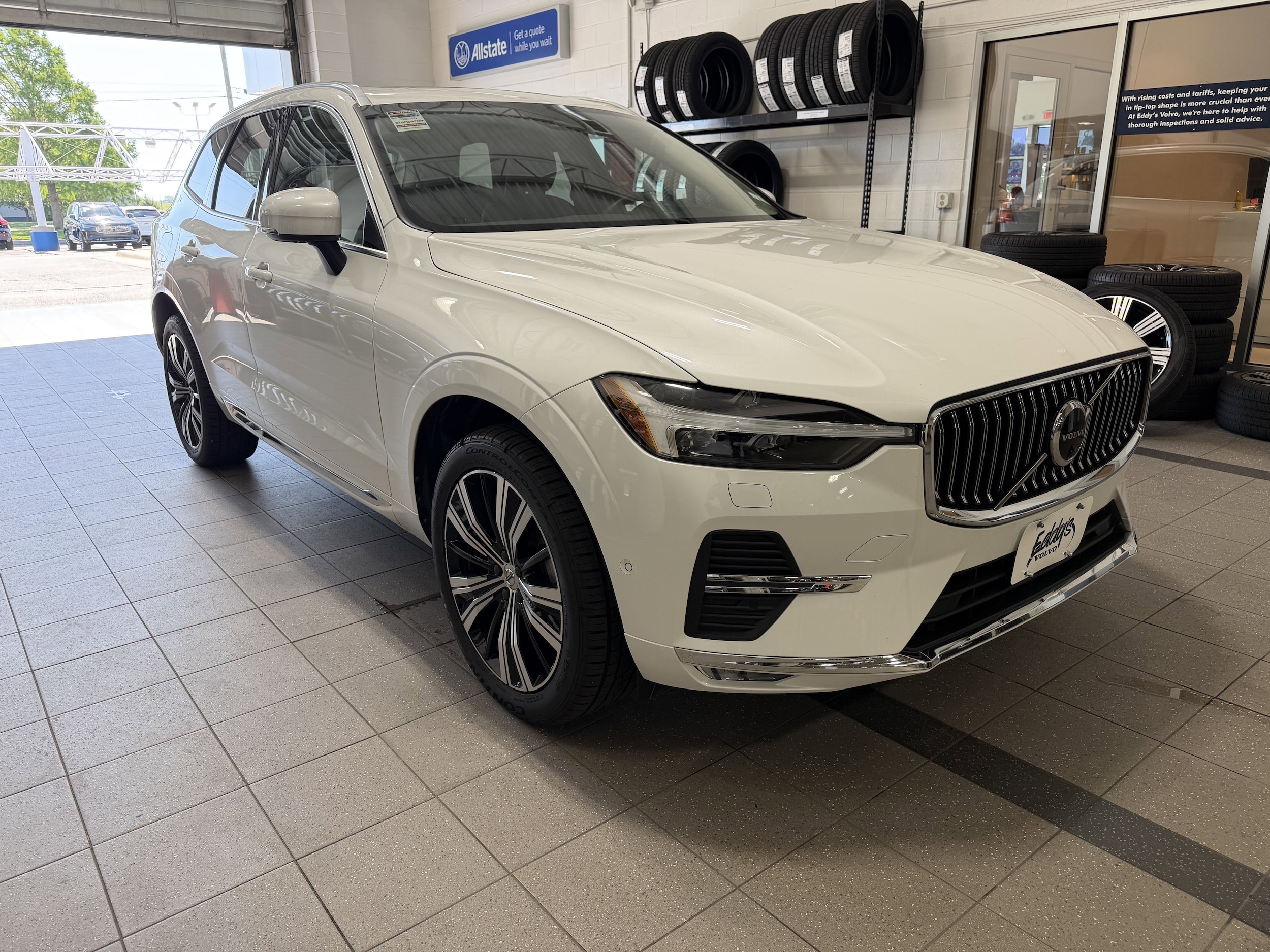 2023 Volvo XC60 B5 Plus Bright Theme AWD's photo