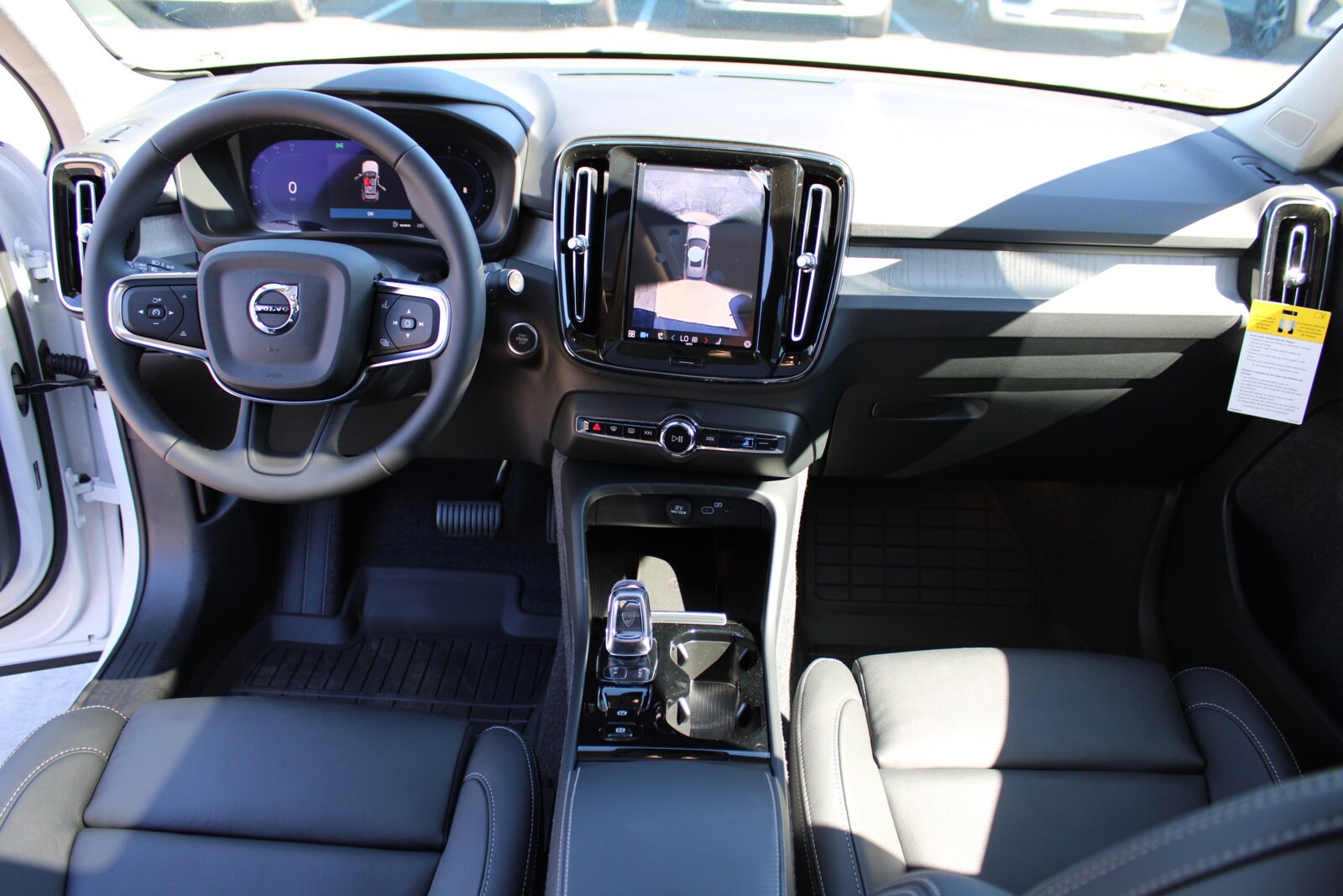 2025 Volvo XC40 Plus photo 4