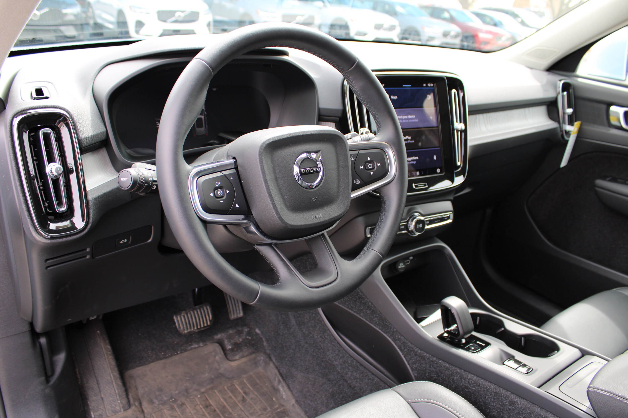 2025 Volvo XC40 Core photo 3