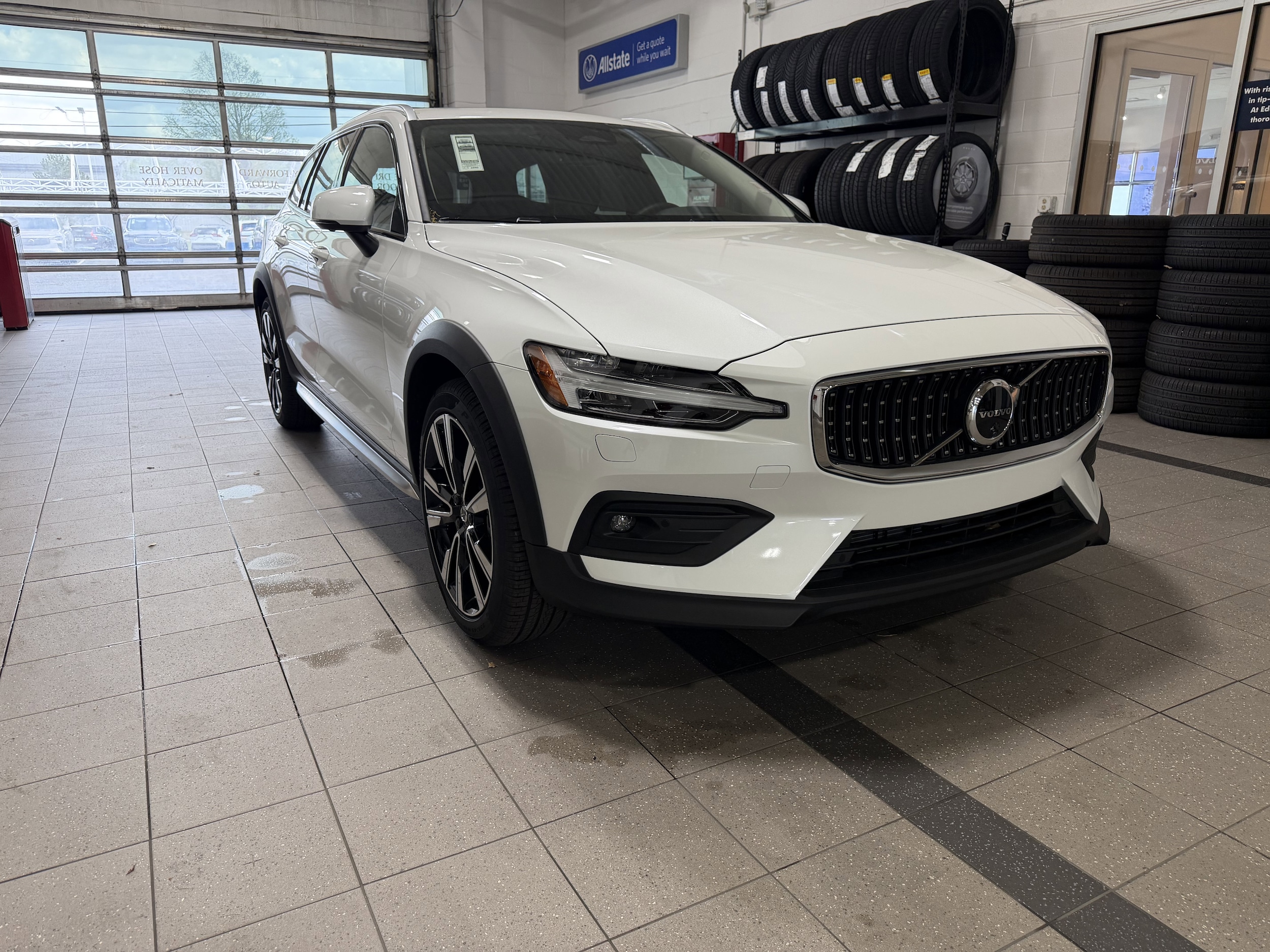 2026 Volvo V60 Cross Country B5 Ultra AWD's photo