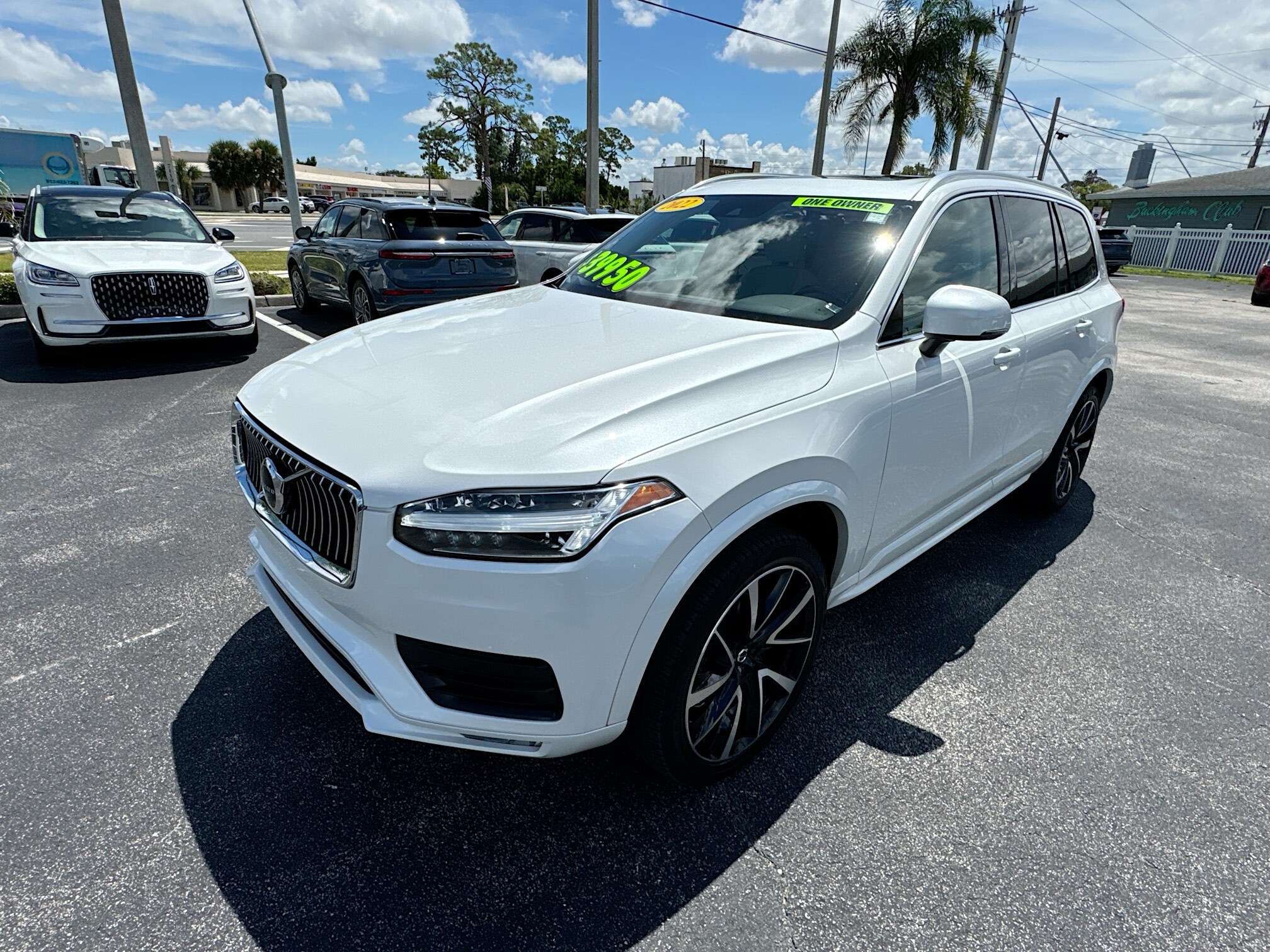 2022 Volvo XC90 T6 AWD Momentum photo 2