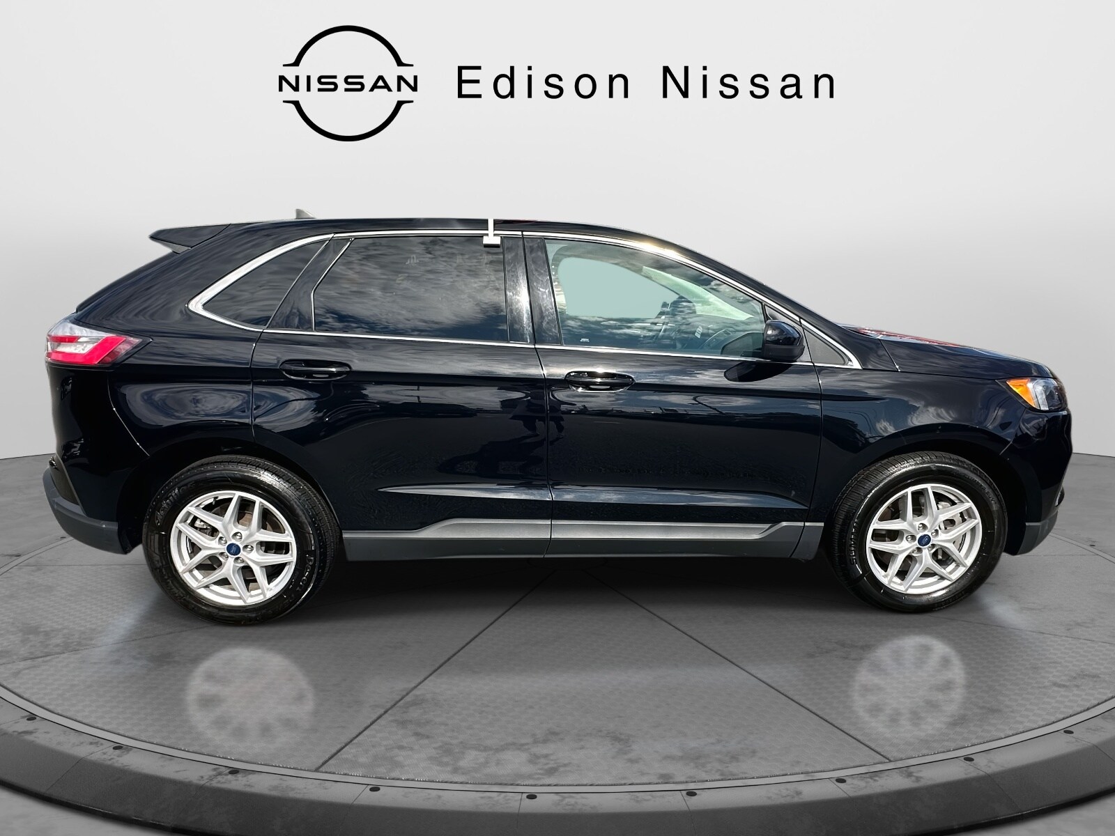 2022 Ford Edge SEL photo 3