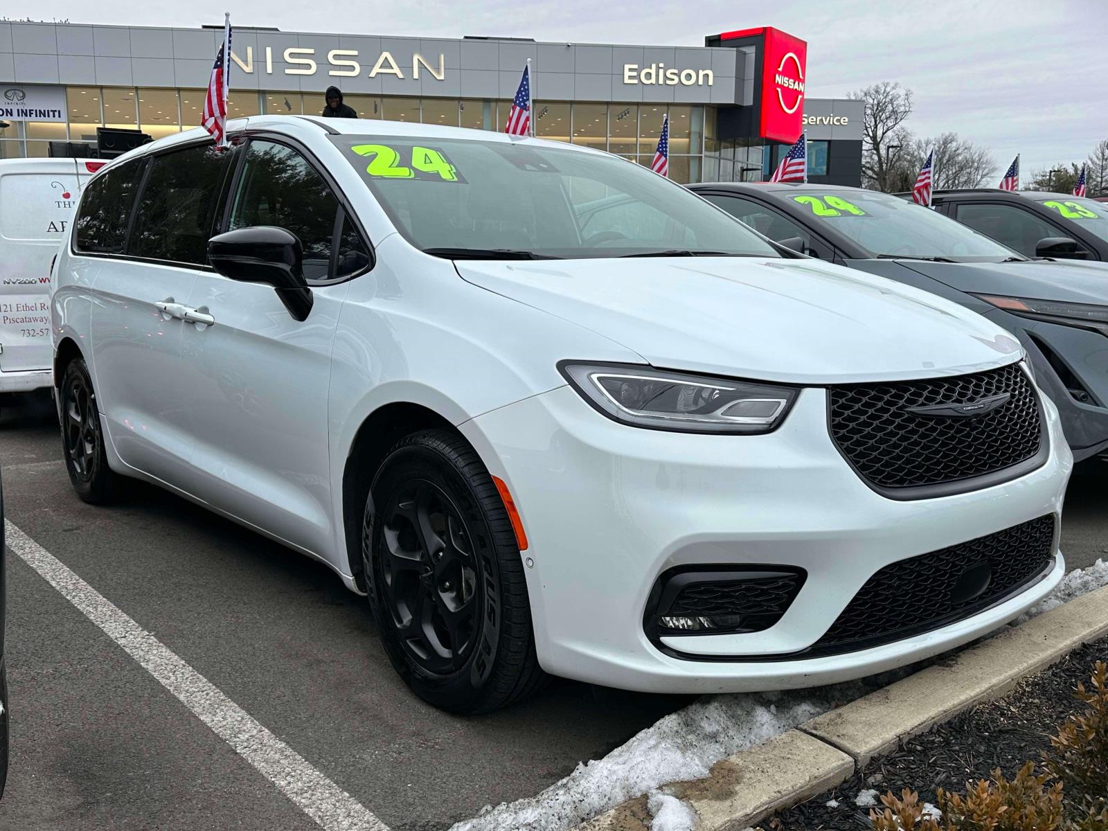 2024 Chrysler Pacifica PHEV Select's photo