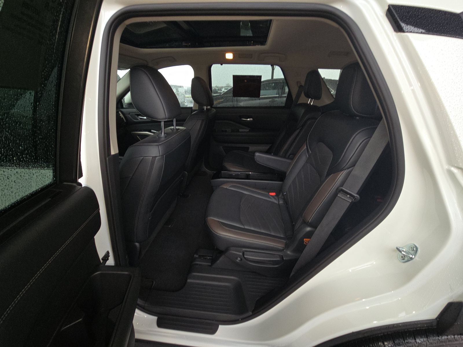 2024 Nissan Pathfinder Platinum photo 2