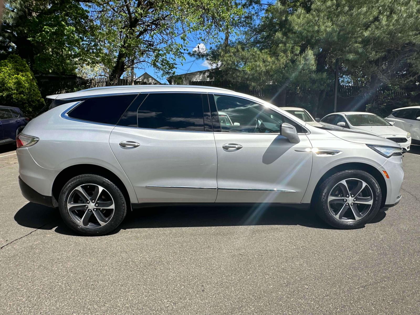 2022 Buick Enclave Essence photo 3