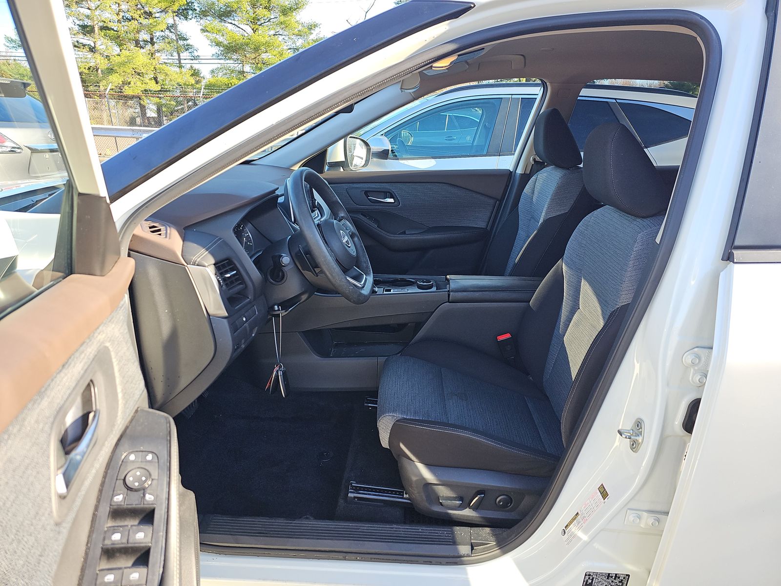 2023 Nissan Rogue SV photo 2