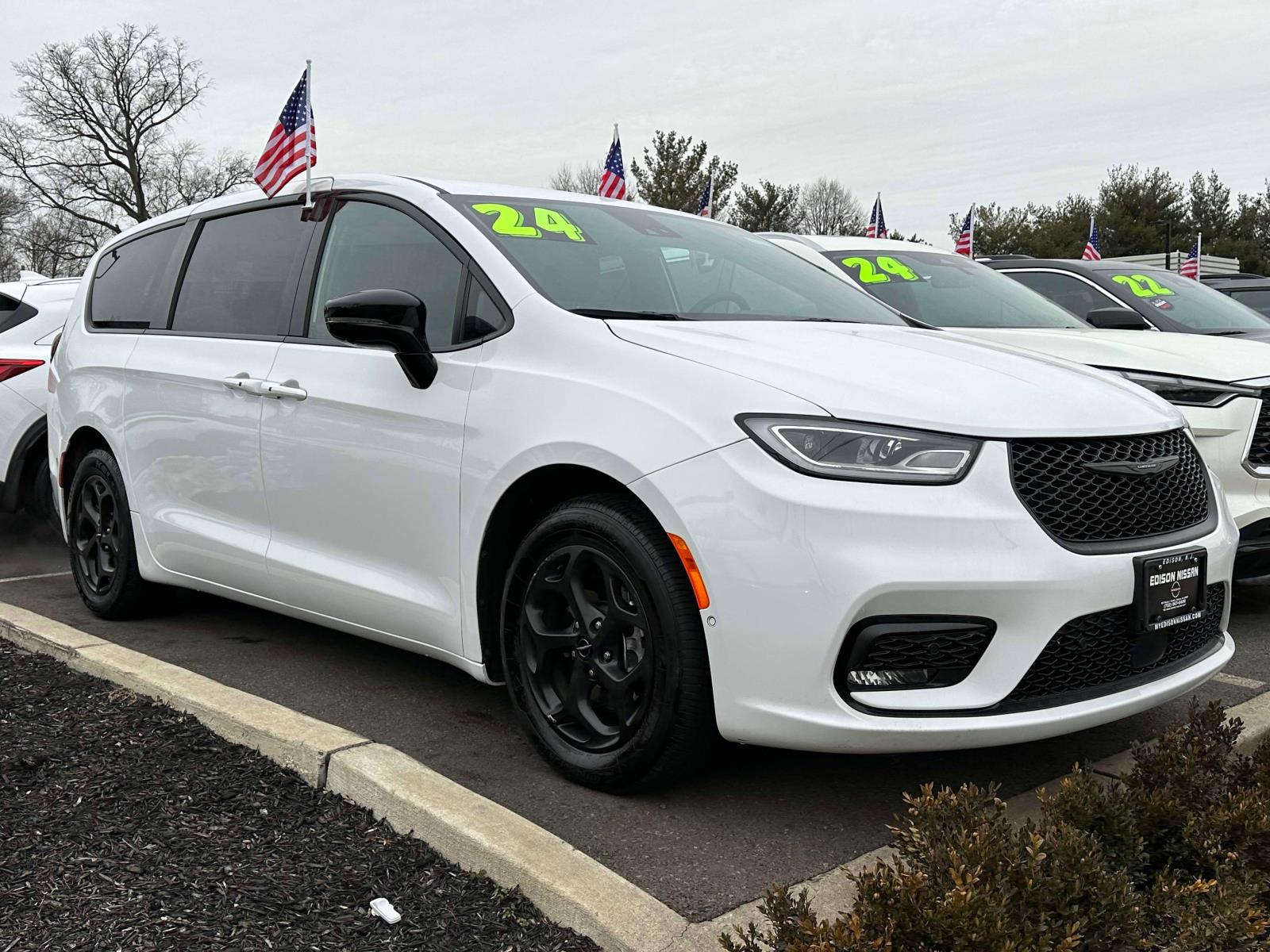 2024 Chrysler Pacifica PHEV Select's photo