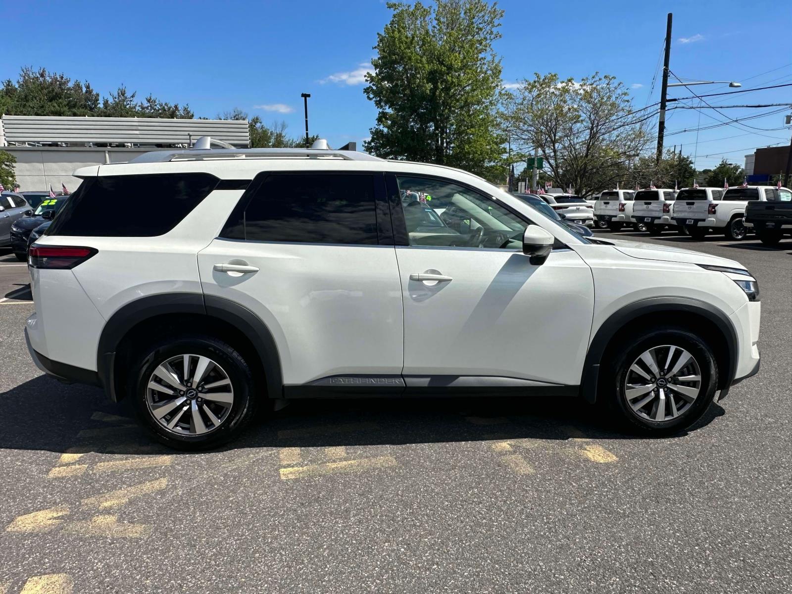 2022 Nissan Pathfinder SL photo 3