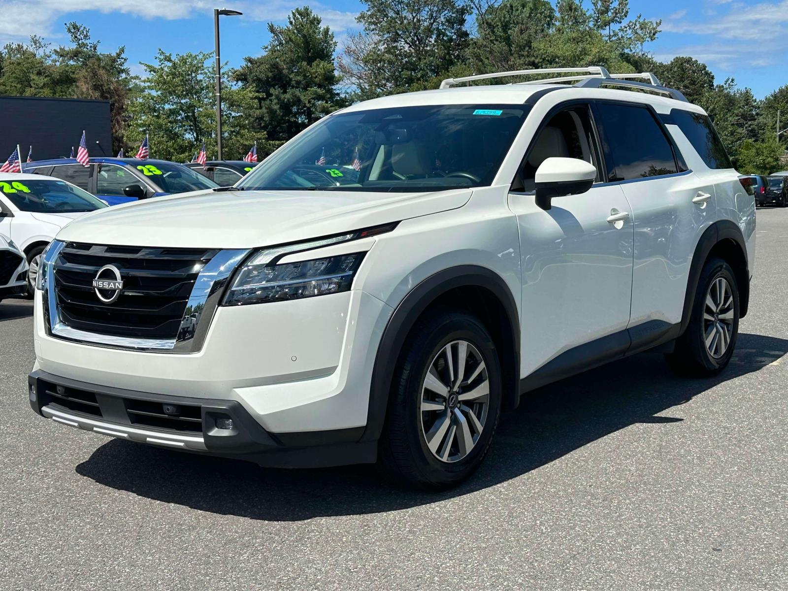 2022 Nissan Pathfinder SL photo 2